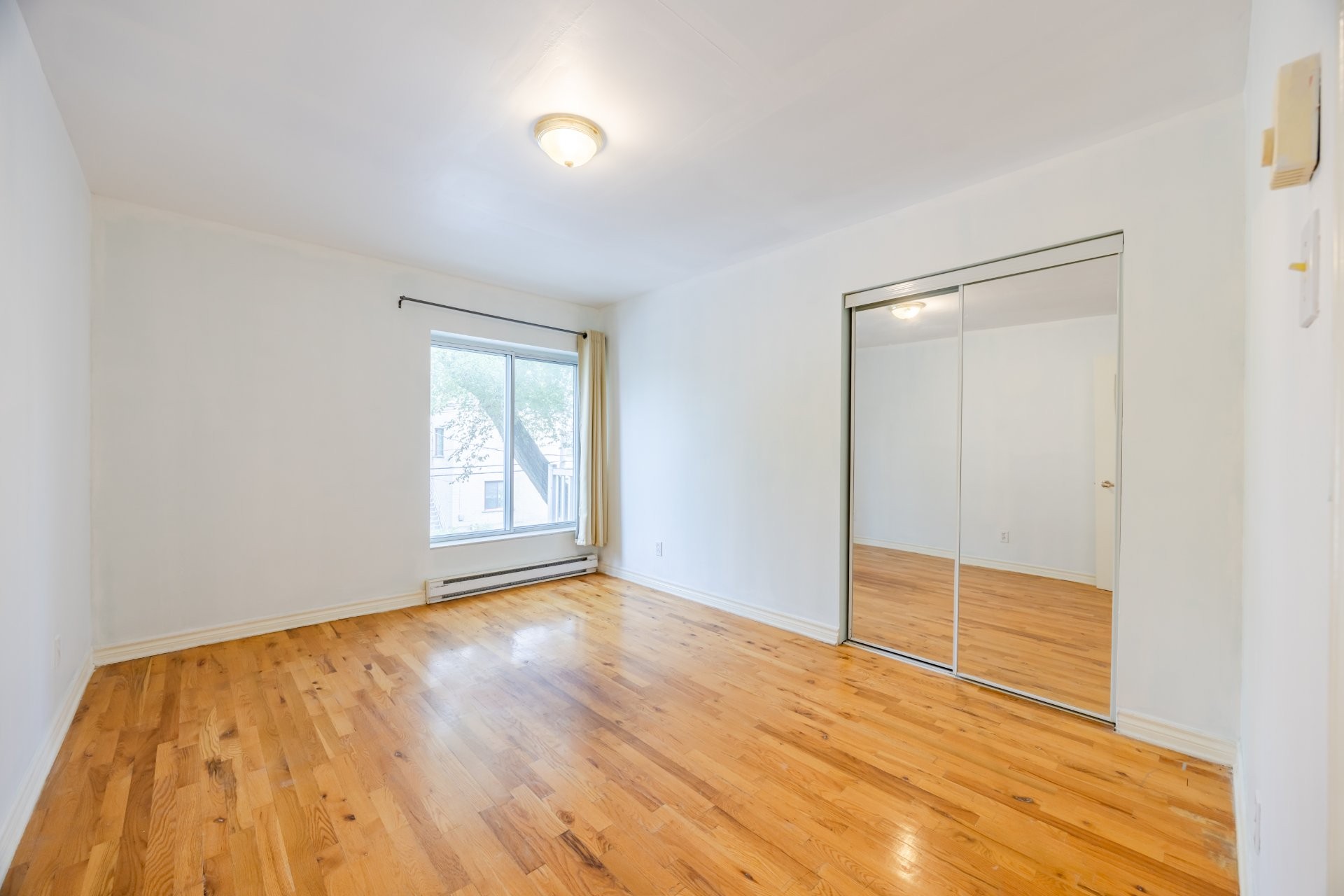 









6490

 - 6492


Av. McLynn

,
Montréal (Côte-des-Neiges/Notre-Dame-de-Grâce),




QC
H3X2R4

