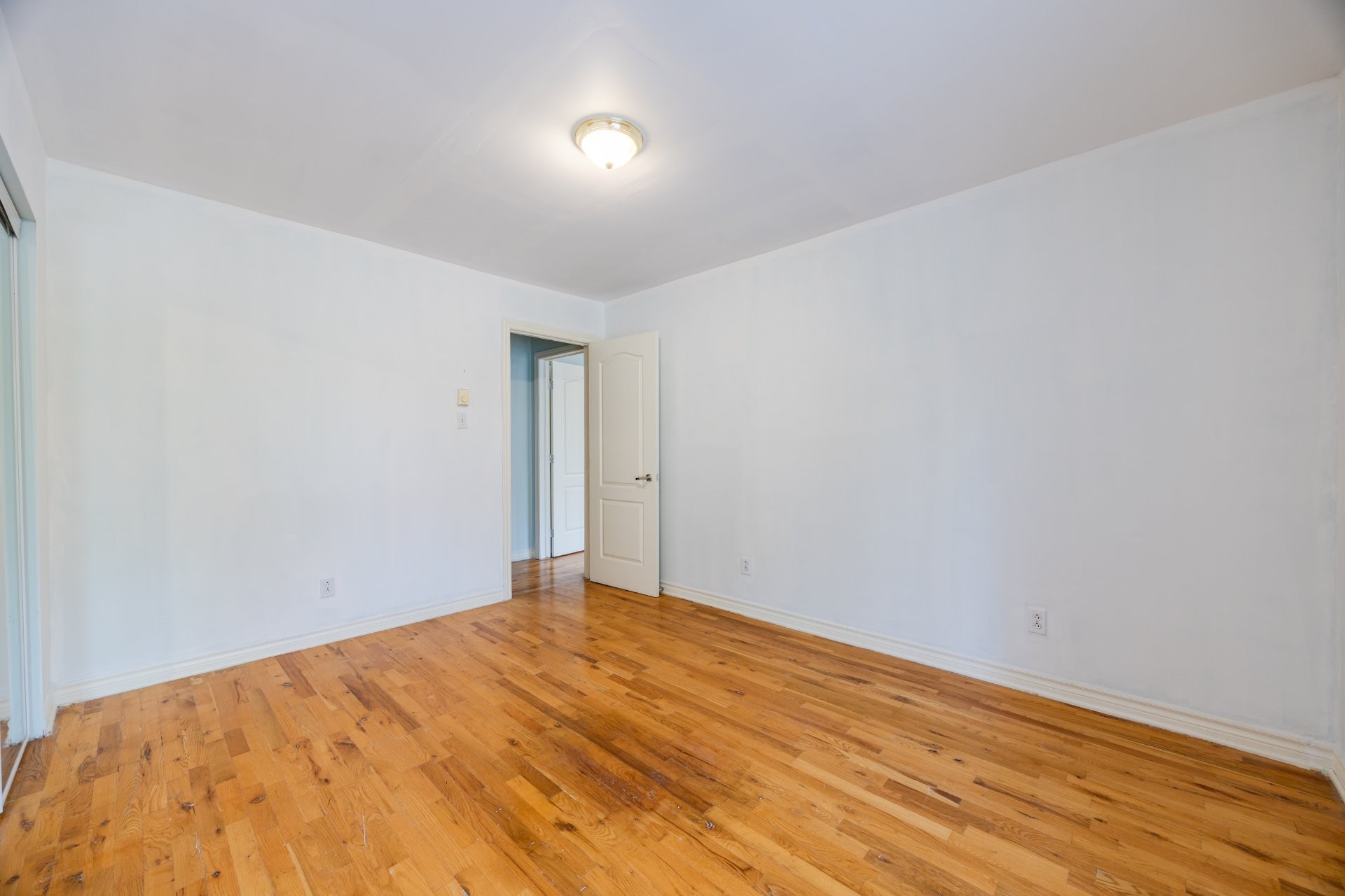 









6490

 - 6492


Av. McLynn

,
Montréal (Côte-des-Neiges/Notre-Dame-de-Grâce),




QC
H3X2R4

