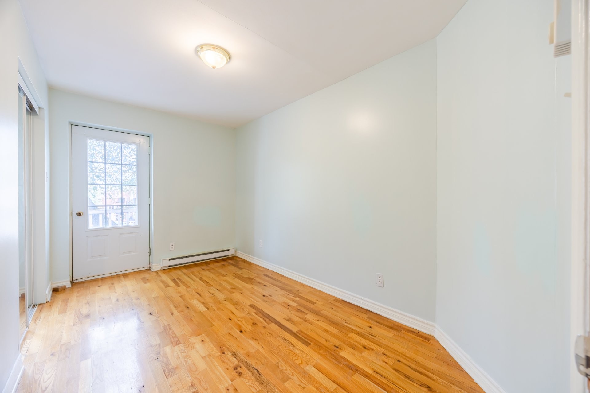 









6490

 - 6492


Av. McLynn

,
Montréal (Côte-des-Neiges/Notre-Dame-de-Grâce),




QC
H3X2R4

