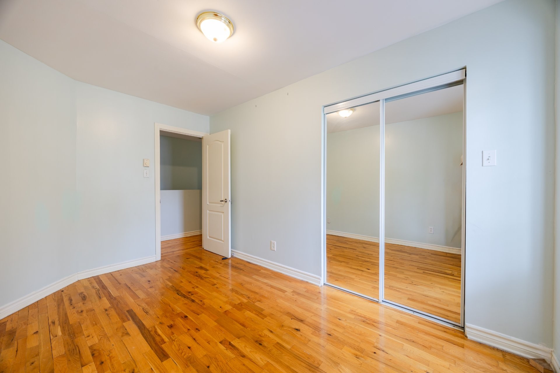 









6490

 - 6492


Av. McLynn

,
Montréal (Côte-des-Neiges/Notre-Dame-de-Grâce),




QC
H3X2R4

