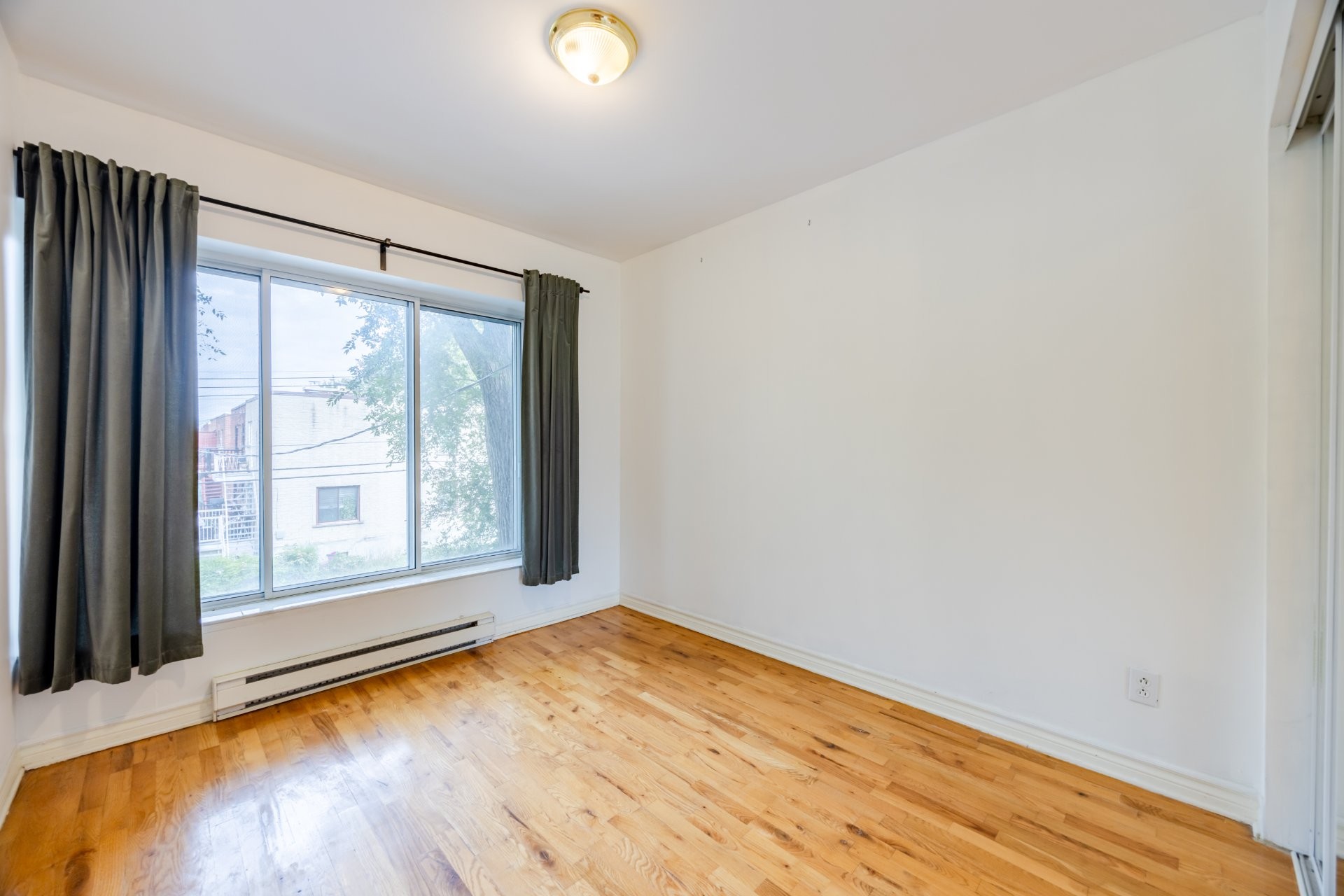









6490

 - 6492


Av. McLynn

,
Montréal (Côte-des-Neiges/Notre-Dame-de-Grâce),




QC
H3X2R4

