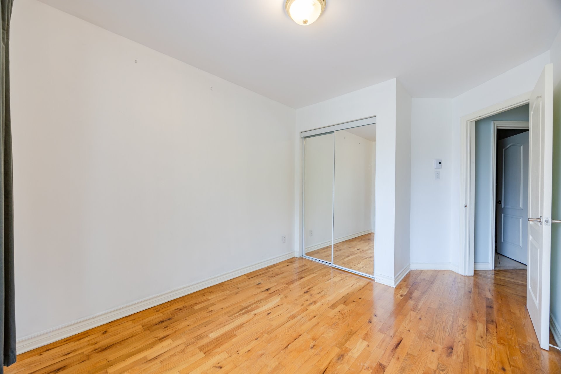 









6490

 - 6492


Av. McLynn

,
Montréal (Côte-des-Neiges/Notre-Dame-de-Grâce),




QC
H3X2R4

