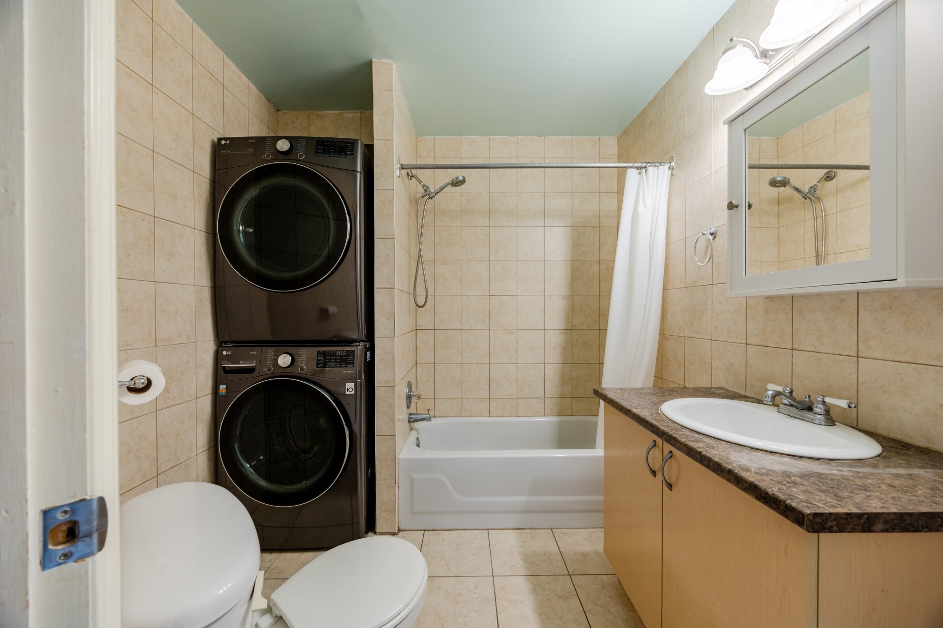 









6490

 - 6492


Av. McLynn

,
Montréal (Côte-des-Neiges/Notre-Dame-de-Grâce),




QC
H3X2R4

