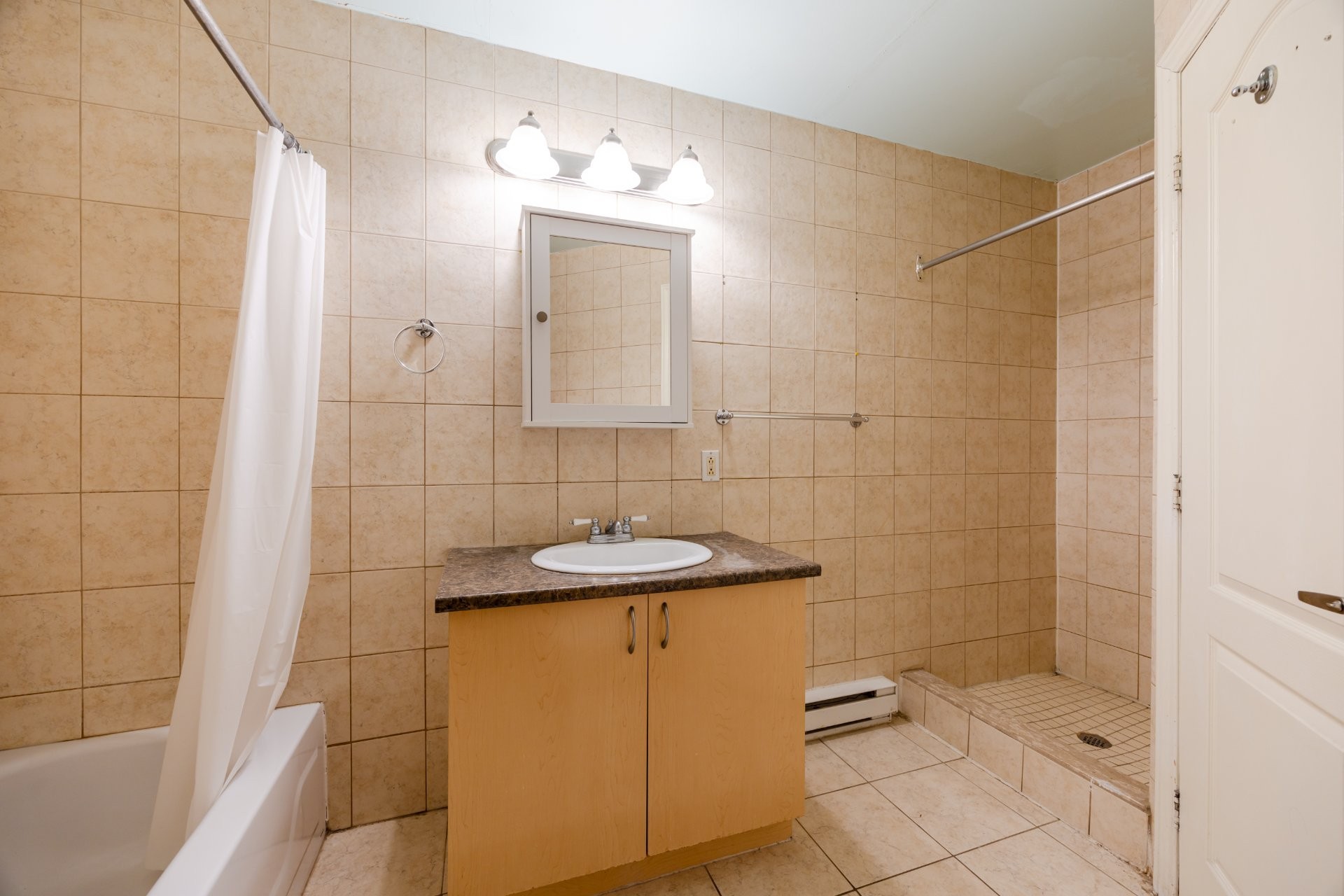 









6490

 - 6492


Av. McLynn

,
Montréal (Côte-des-Neiges/Notre-Dame-de-Grâce),




QC
H3X2R4

