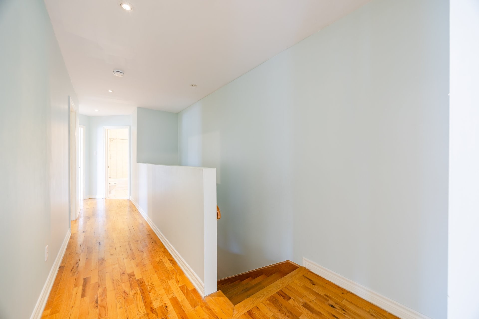









6490

 - 6492


Av. McLynn

,
Montréal (Côte-des-Neiges/Notre-Dame-de-Grâce),




QC
H3X2R4

