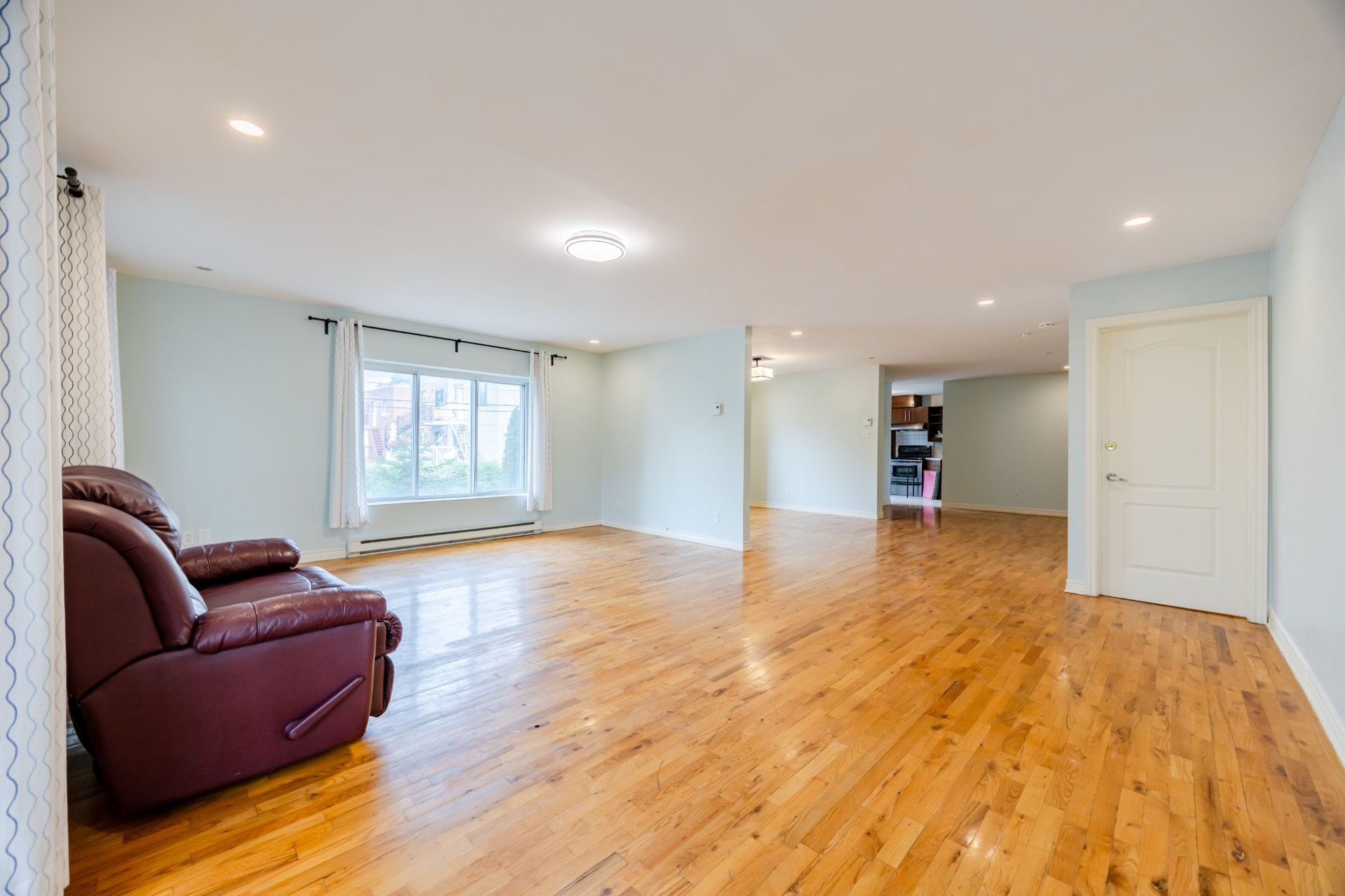 









6490

 - 6492


Av. McLynn

,
Montréal (Côte-des-Neiges/Notre-Dame-de-Grâce),




QC
H3X2R4

