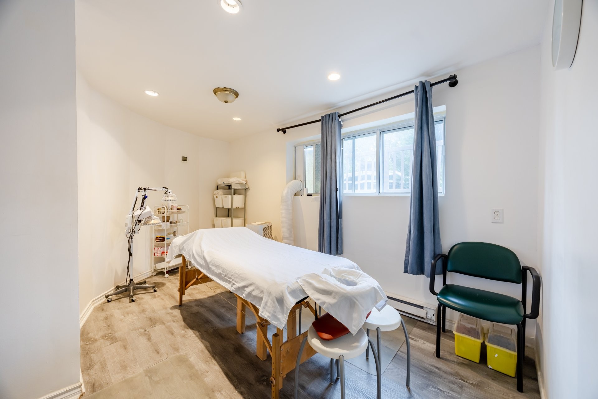 









6490

 - 6492


Av. McLynn

,
Montréal (Côte-des-Neiges/Notre-Dame-de-Grâce),




QC
H3X2R4

