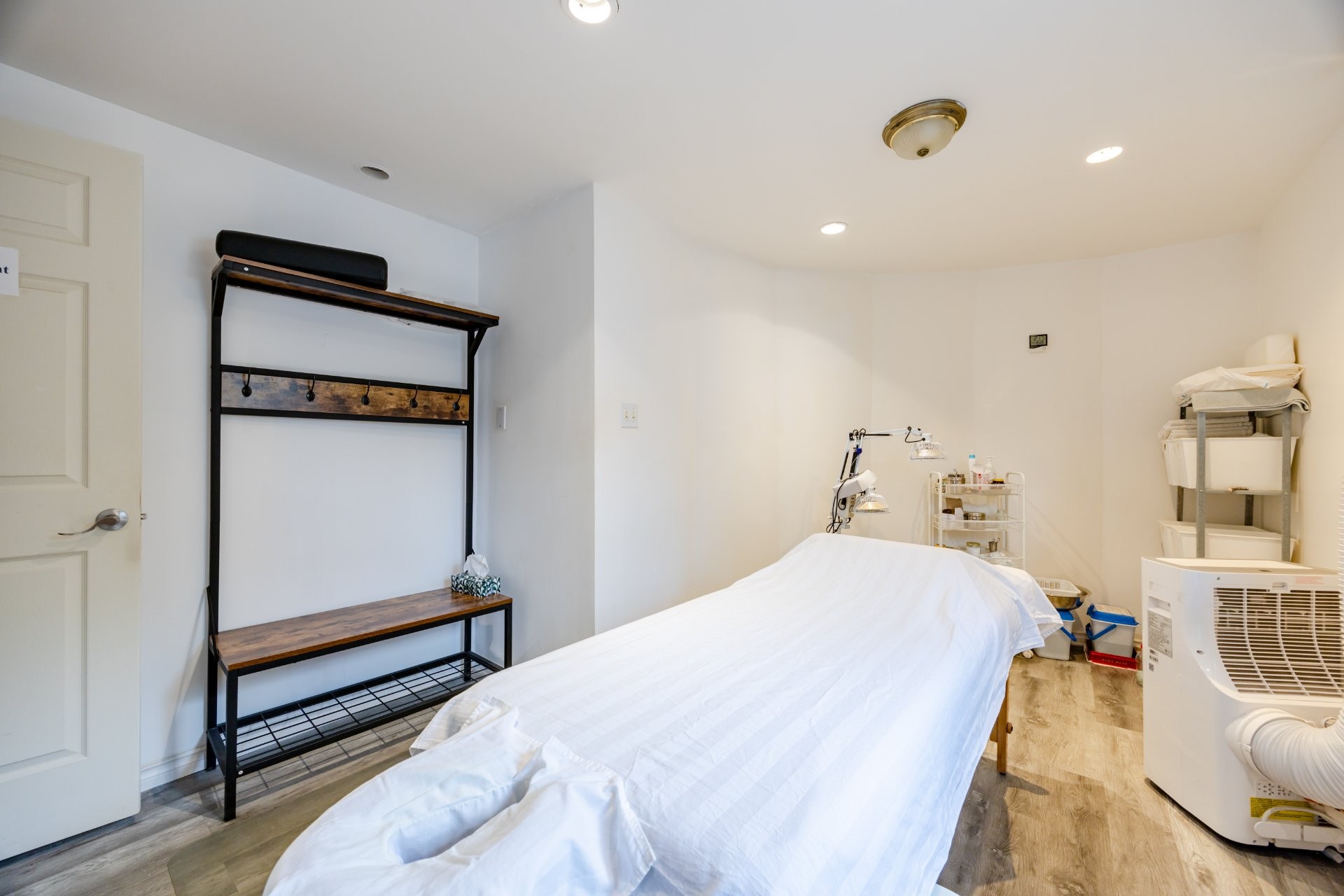 









6490

 - 6492


Av. McLynn

,
Montréal (Côte-des-Neiges/Notre-Dame-de-Grâce),




QC
H3X2R4

