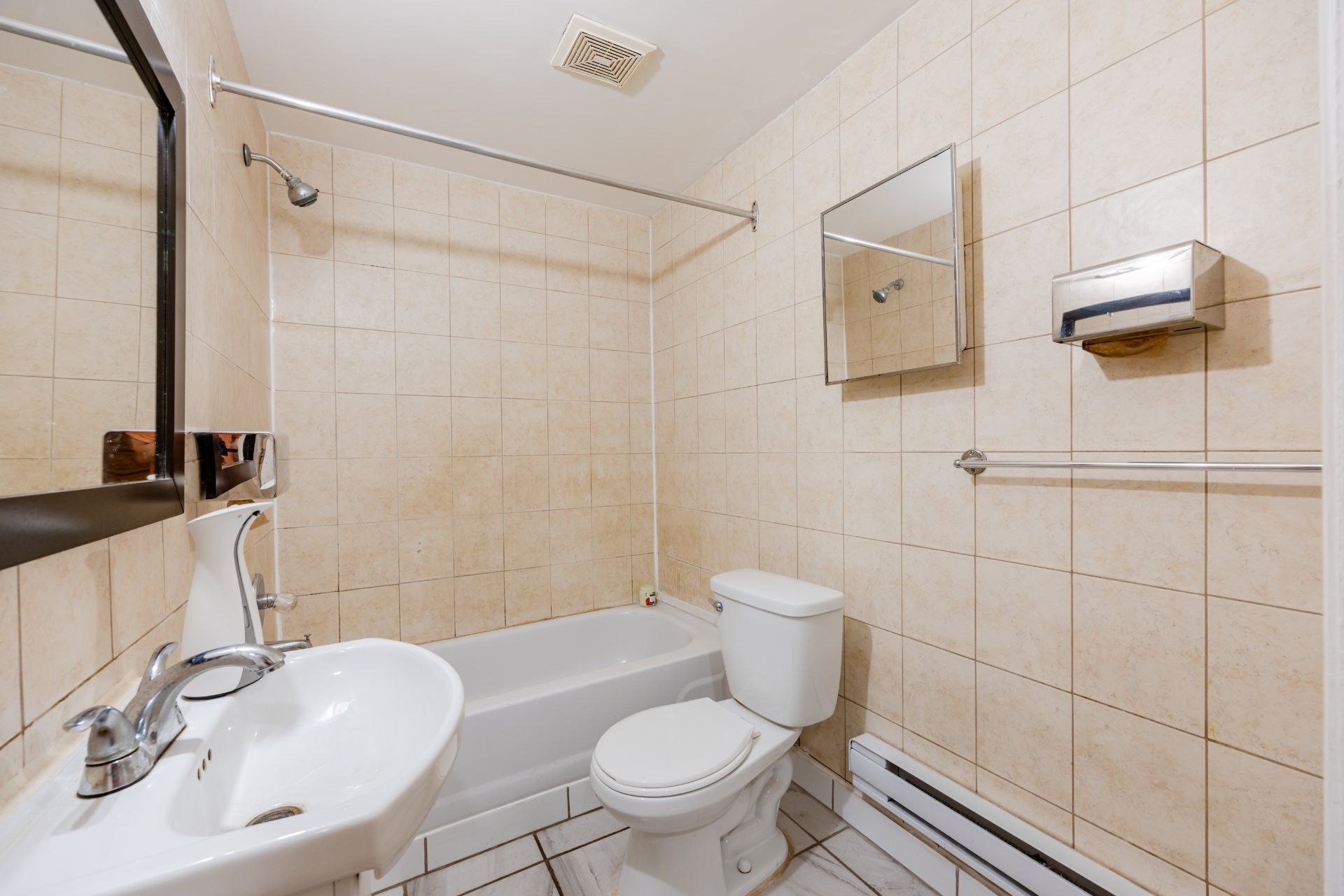 









6490

 - 6492


Av. McLynn

,
Montréal (Côte-des-Neiges/Notre-Dame-de-Grâce),




QC
H3X2R4


