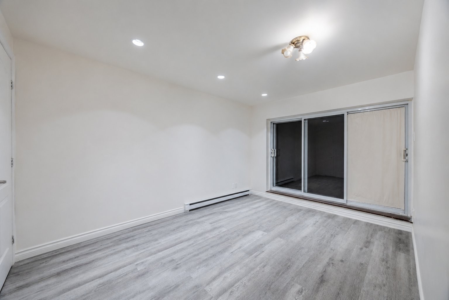 









6490

 - 6492


Av. McLynn

,
Montréal (Côte-des-Neiges/Notre-Dame-de-Grâce),




QC
H3X2R4


