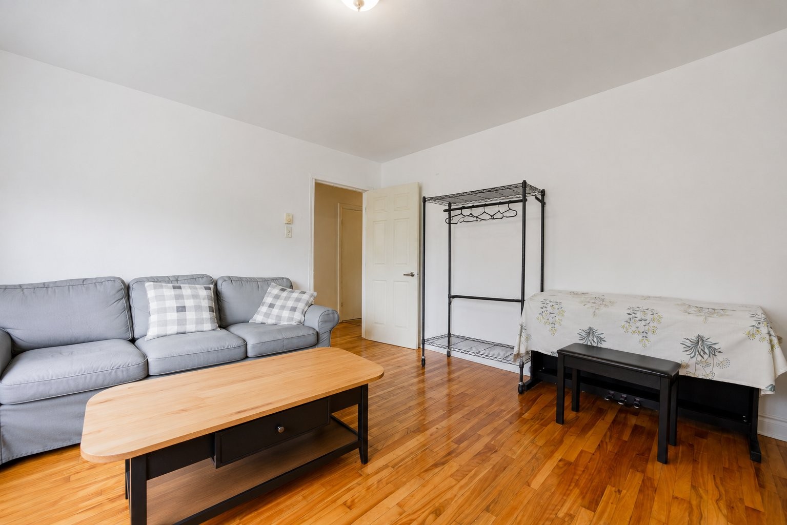 









6490

 - 6492


Av. McLynn

,
Montréal (Côte-des-Neiges/Notre-Dame-de-Grâce),




QC
H3X2R4

