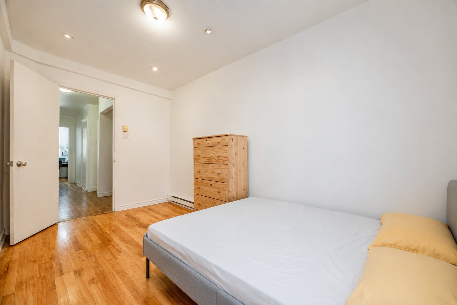 









6490

 - 6492


Av. McLynn

,
Montréal (Côte-des-Neiges/Notre-Dame-de-Grâce),




QC
H3X2R4

