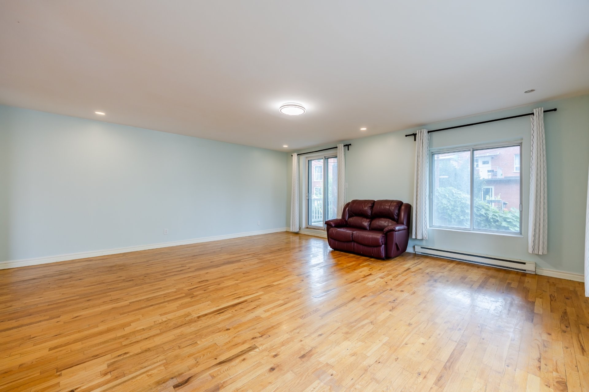 









6490

 - 6492


Av. McLynn

,
Montréal (Côte-des-Neiges/Notre-Dame-de-Grâce),




QC
H3X2R4

