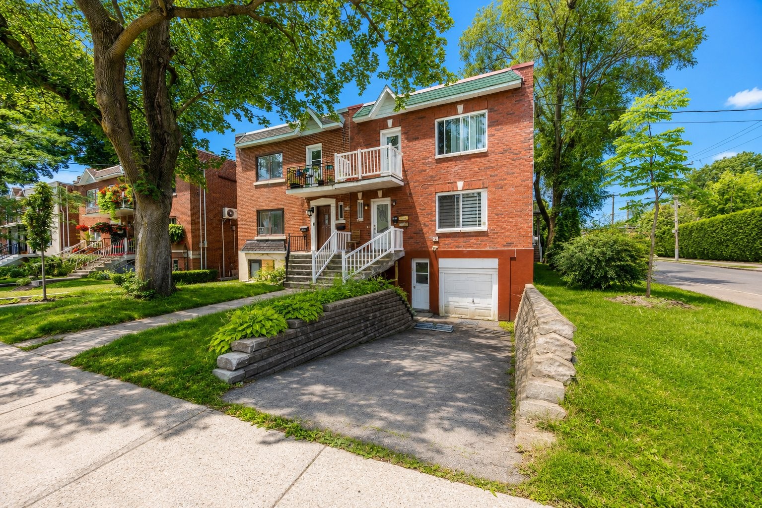 









6490

 - 6492


Av. McLynn

,
Montréal (Côte-des-Neiges/Notre-Dame-de-Grâce),




QC
H3X2R4

