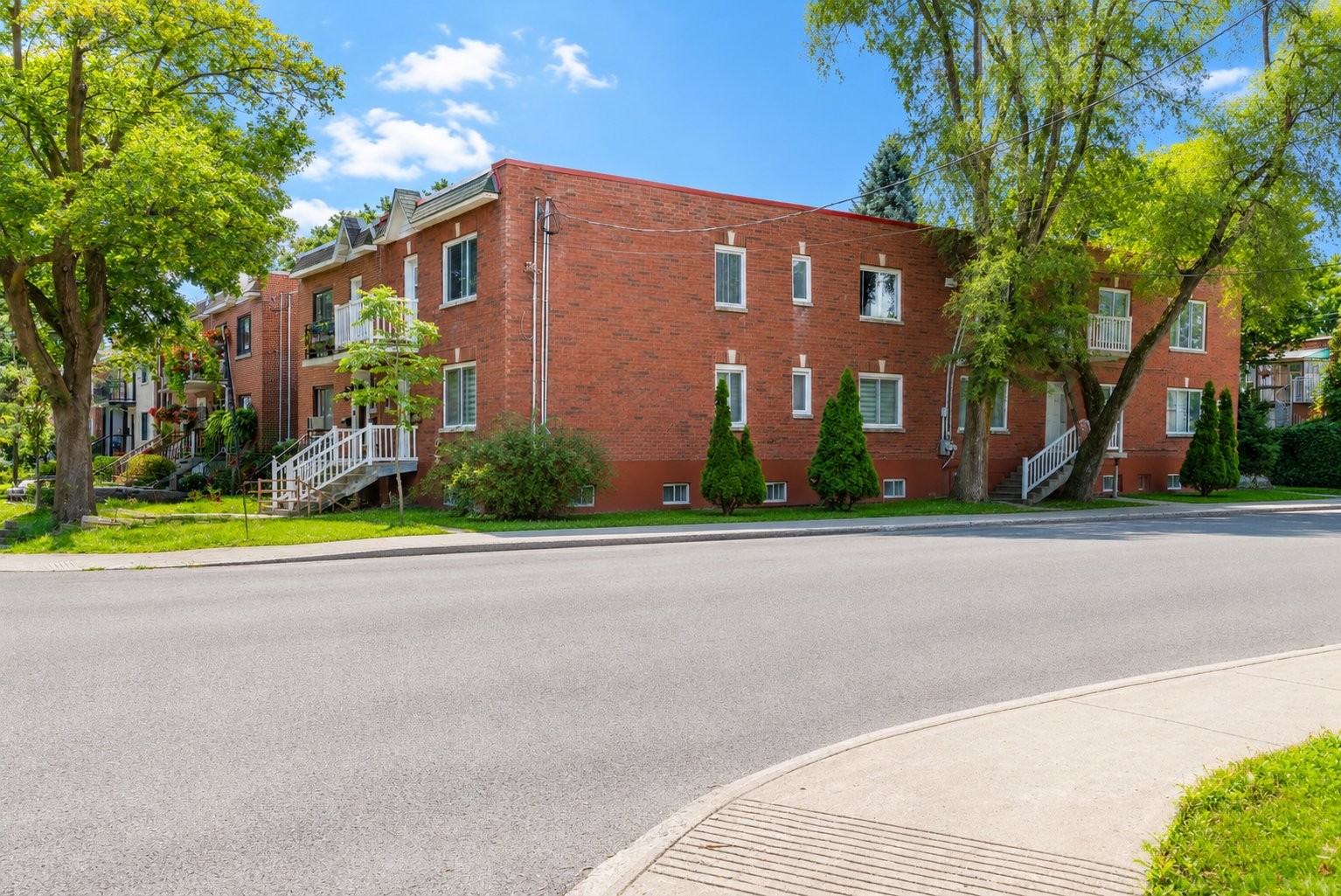 









6490

 - 6492


Av. McLynn

,
Montréal (Côte-des-Neiges/Notre-Dame-de-Grâce),




QC
H3X2R4

