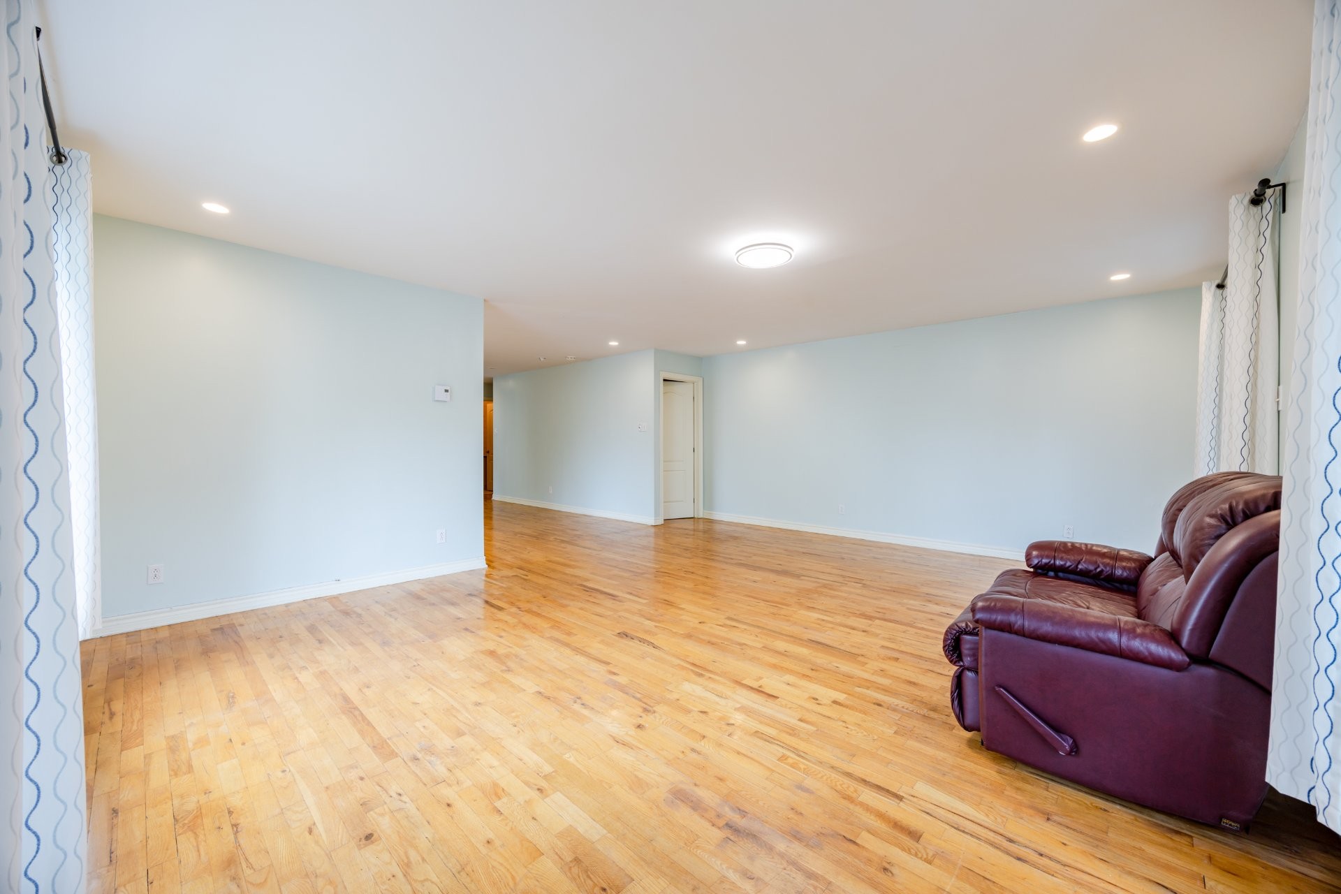 









6490

 - 6492


Av. McLynn

,
Montréal (Côte-des-Neiges/Notre-Dame-de-Grâce),




QC
H3X2R4

