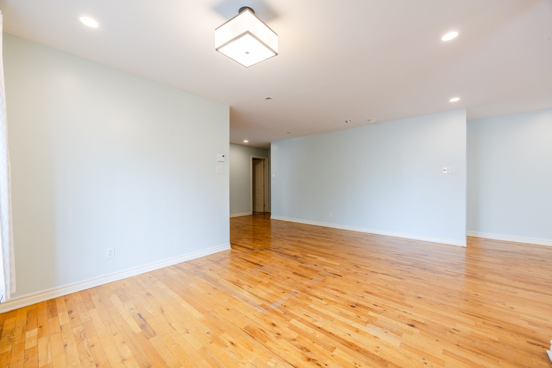 









6490

 - 6492


Av. McLynn

,
Montréal (Côte-des-Neiges/Notre-Dame-de-Grâce),




QC
H3X2R4

