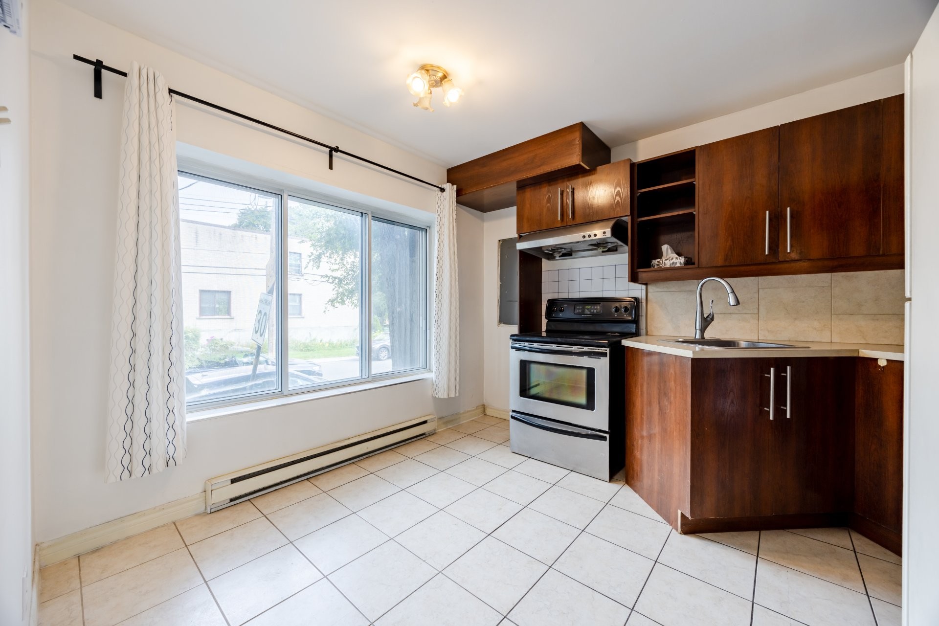 









6490

 - 6492


Av. McLynn

,
Montréal (Côte-des-Neiges/Notre-Dame-de-Grâce),




QC
H3X2R4

