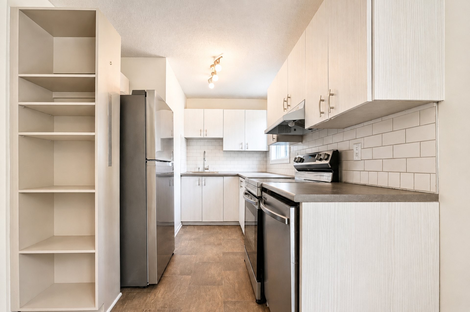 









481


Boul. St-Raymond

,
Gatineau (Hull),




QC
J9A1X3

