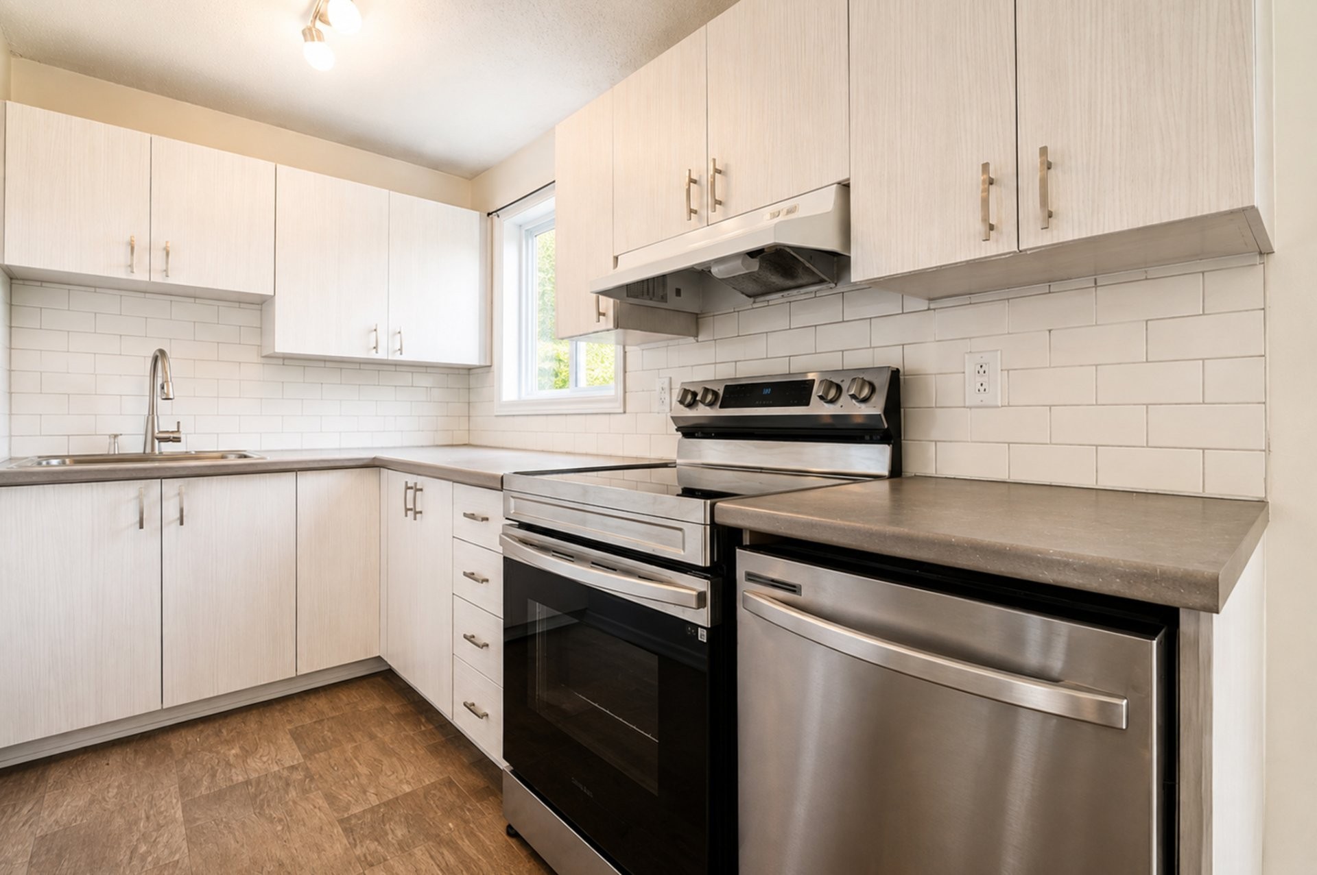 









481


Boul. St-Raymond

,
Gatineau (Hull),




QC
J9A1X3

