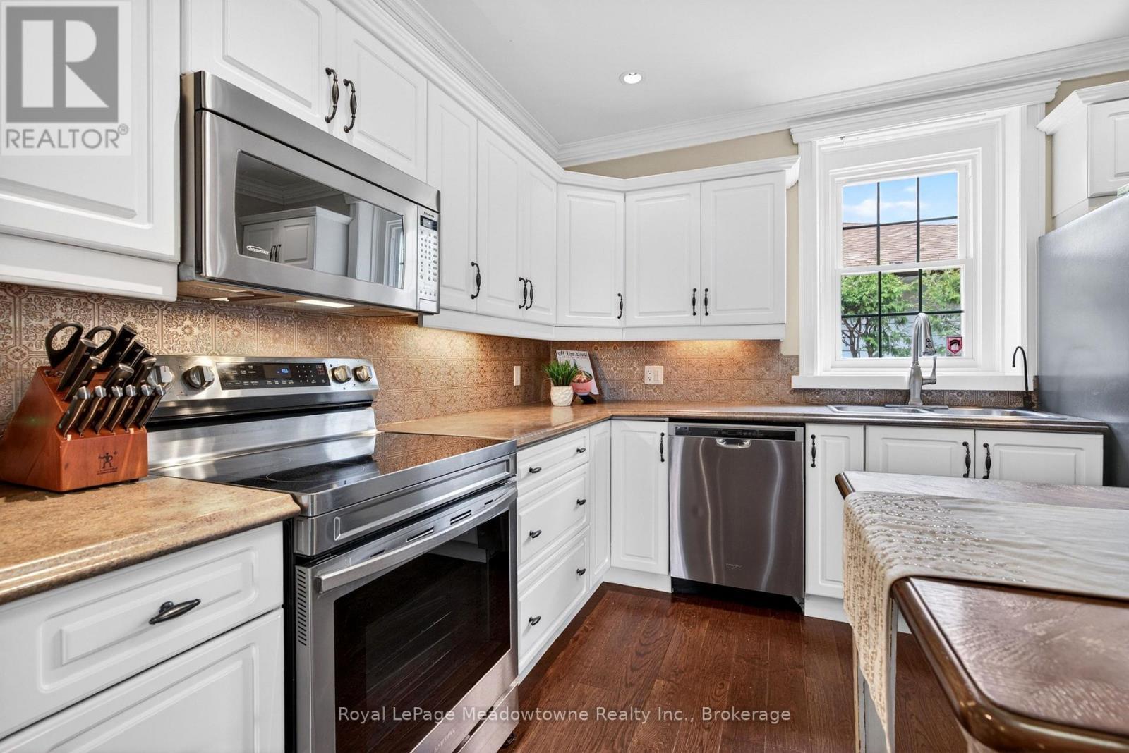 












53 CAMPBELL AVENUE E

,
Milton (Campbellville),




Ontario
L0P1B0

