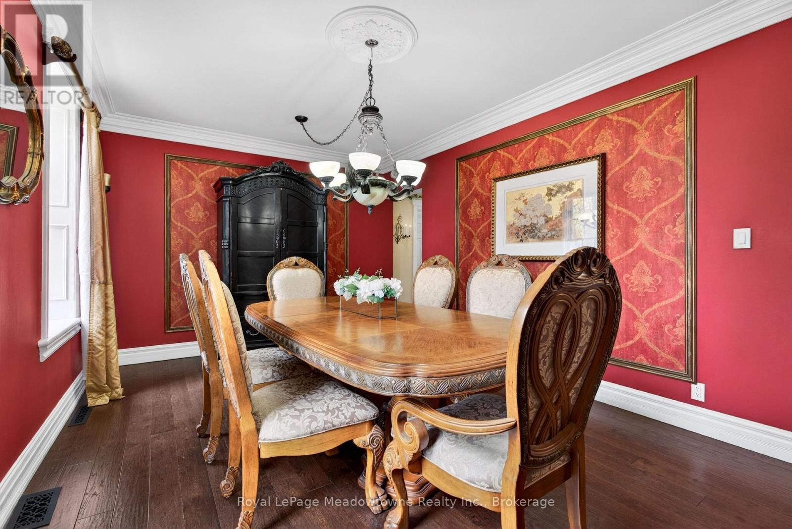 












53 CAMPBELL AVENUE E

,
Milton (Campbellville),




Ontario
L0P1B0

