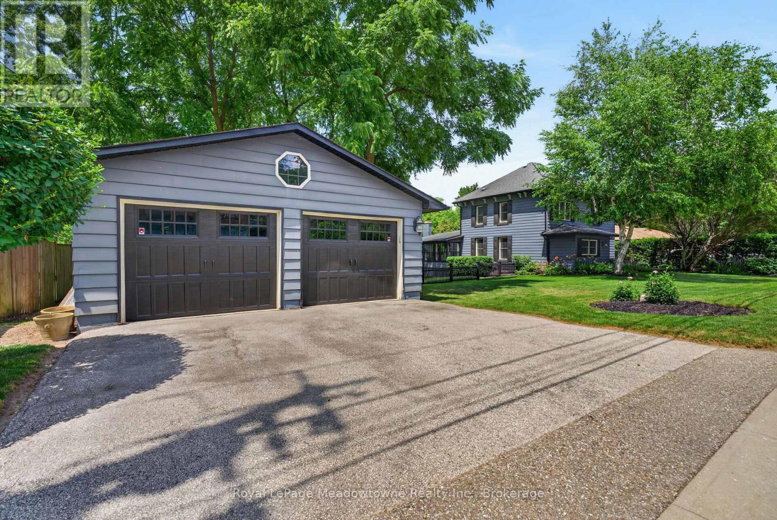 












53 CAMPBELL AVENUE E

,
Milton (Campbellville),




Ontario
L0P1B0

