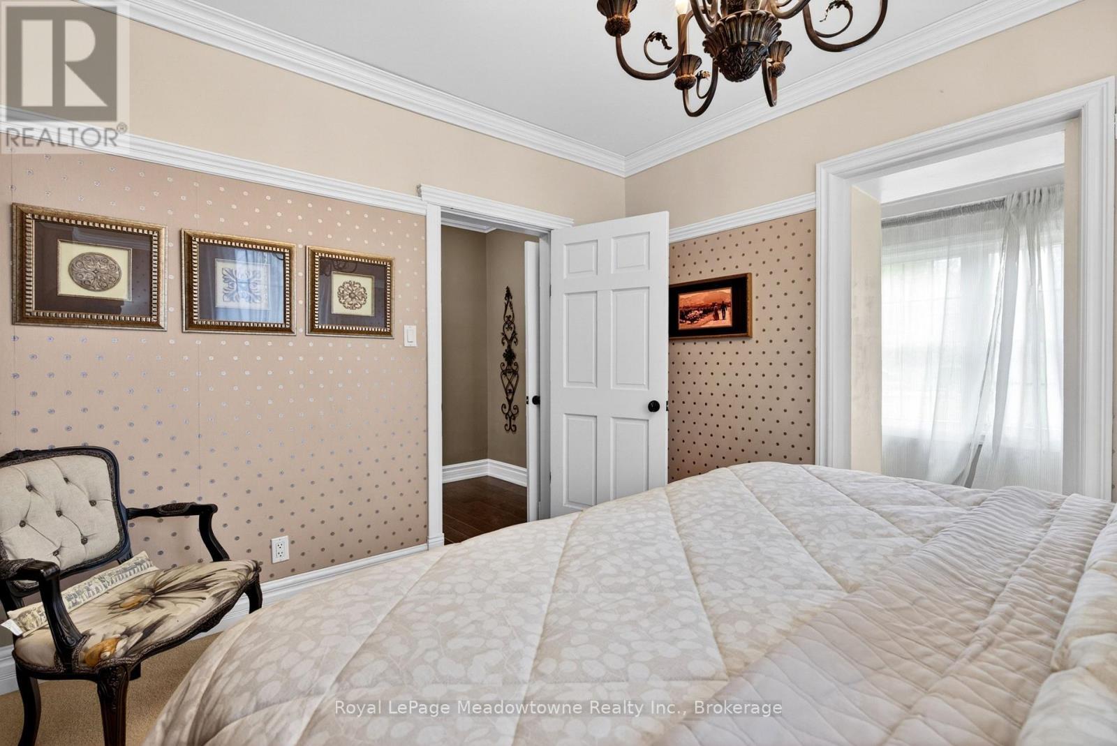 












53 CAMPBELL AVENUE E

,
Milton (Campbellville),




Ontario
L0P1B0


