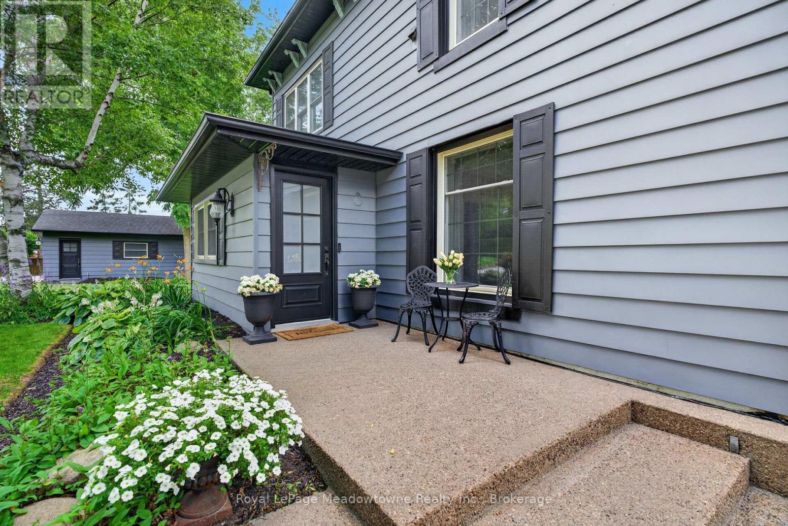 












53 CAMPBELL AVENUE E

,
Milton (Campbellville),




Ontario
L0P1B0

