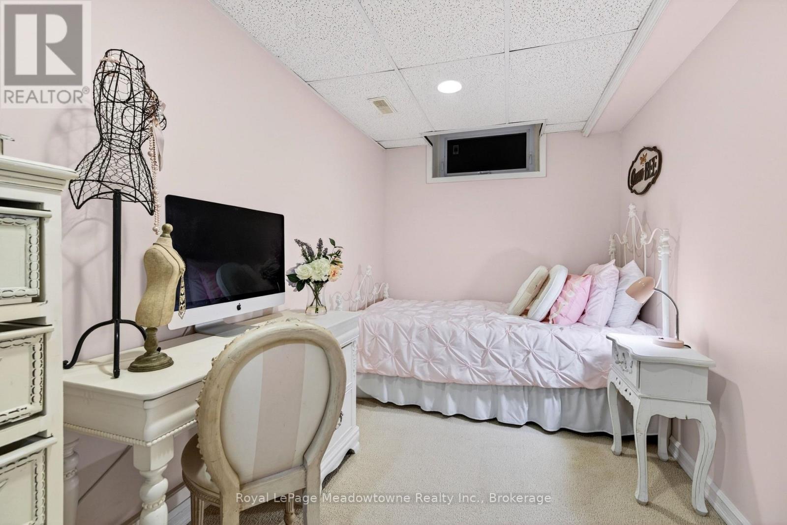 












53 CAMPBELL AVENUE E

,
Milton (Campbellville),




Ontario
L0P1B0

