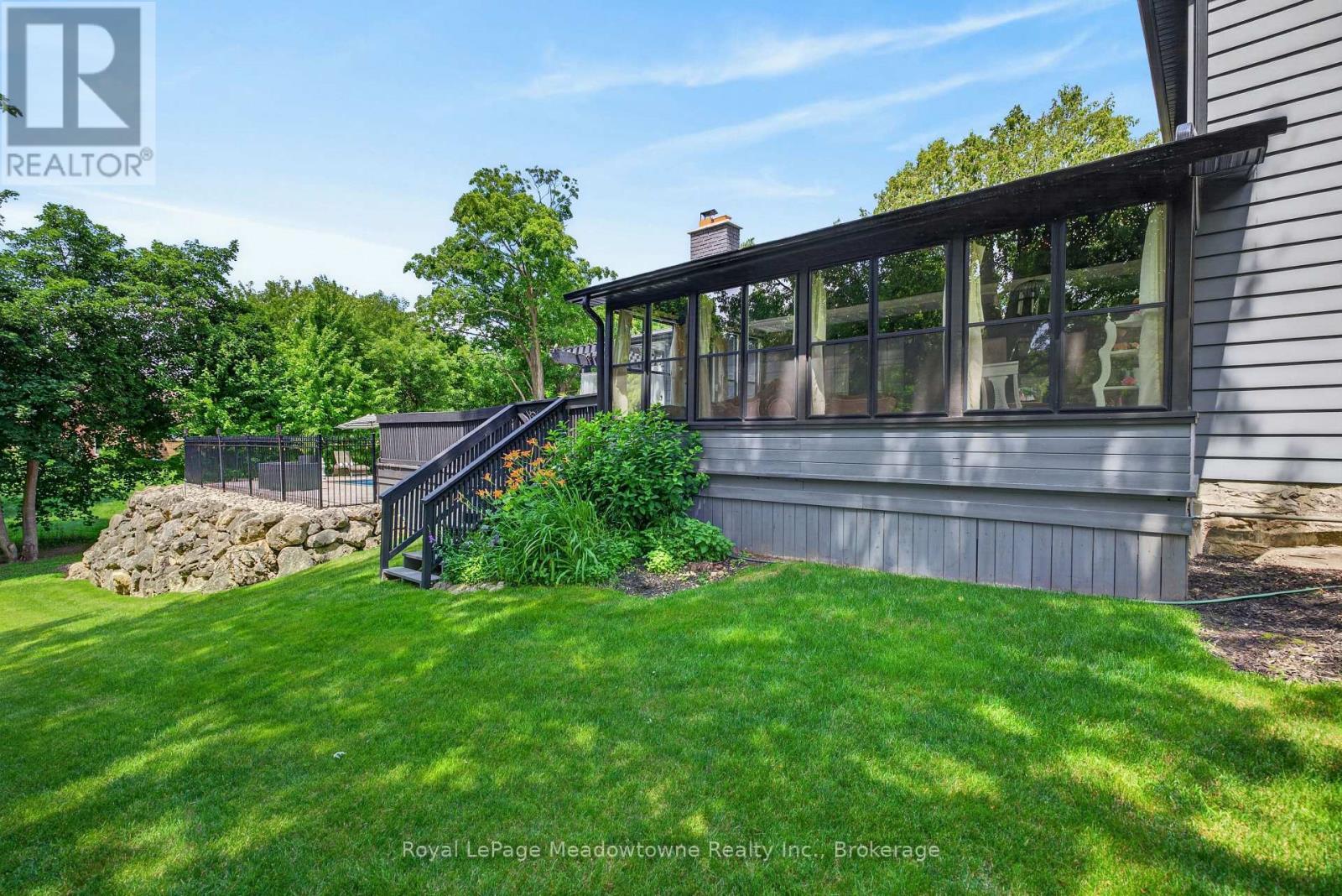 












53 CAMPBELL AVENUE E

,
Milton (Campbellville),




Ontario
L0P1B0

