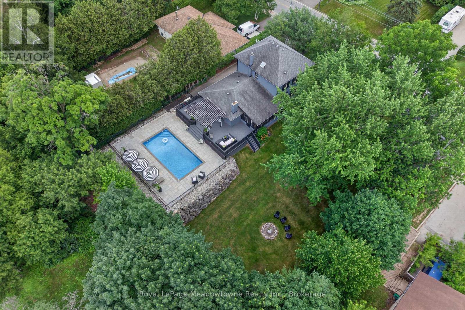 












53 CAMPBELL AVENUE E

,
Milton (Campbellville),




Ontario
L0P1B0

