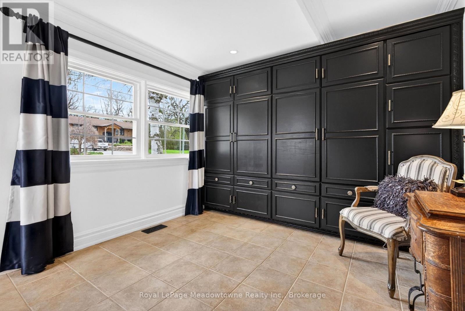 












53 CAMPBELL AVENUE E

,
Milton (Campbellville),




Ontario
L0P1B0

