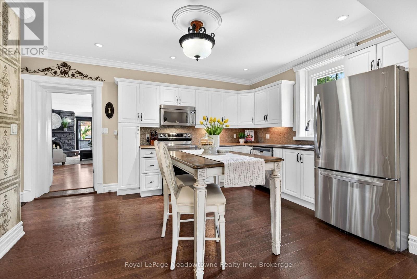












53 CAMPBELL AVENUE E

,
Milton (Campbellville),




Ontario
L0P1B0

