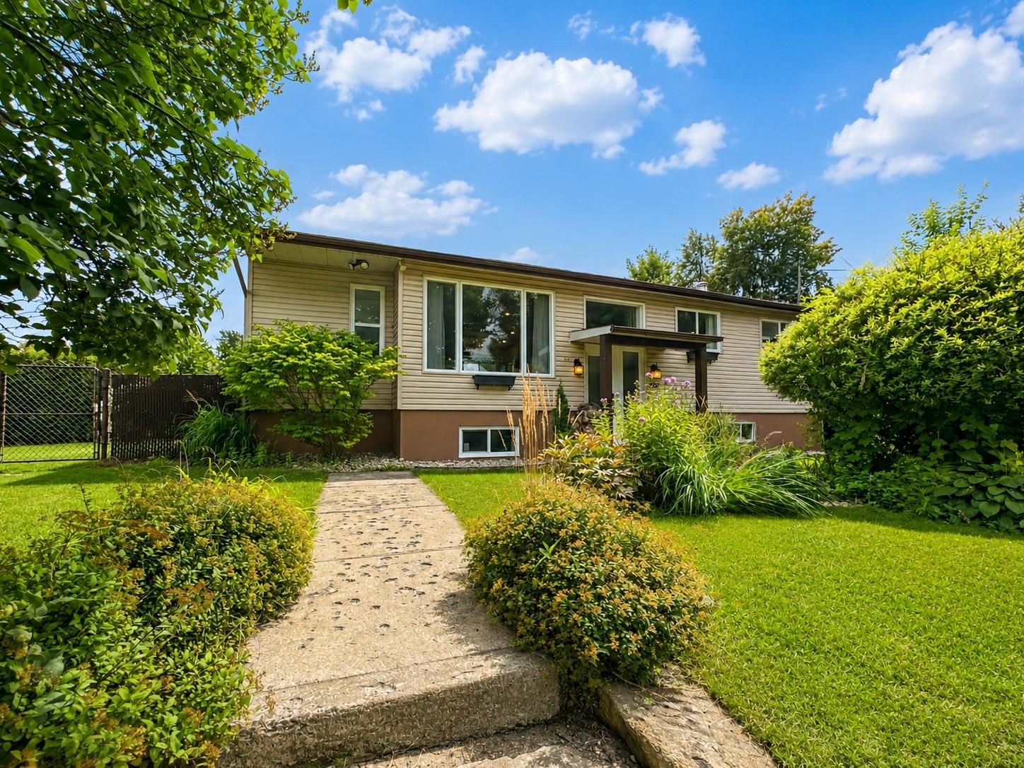 









826


Rue des Pâquerettes

,
Mascouche,




QC
J7L3A2

