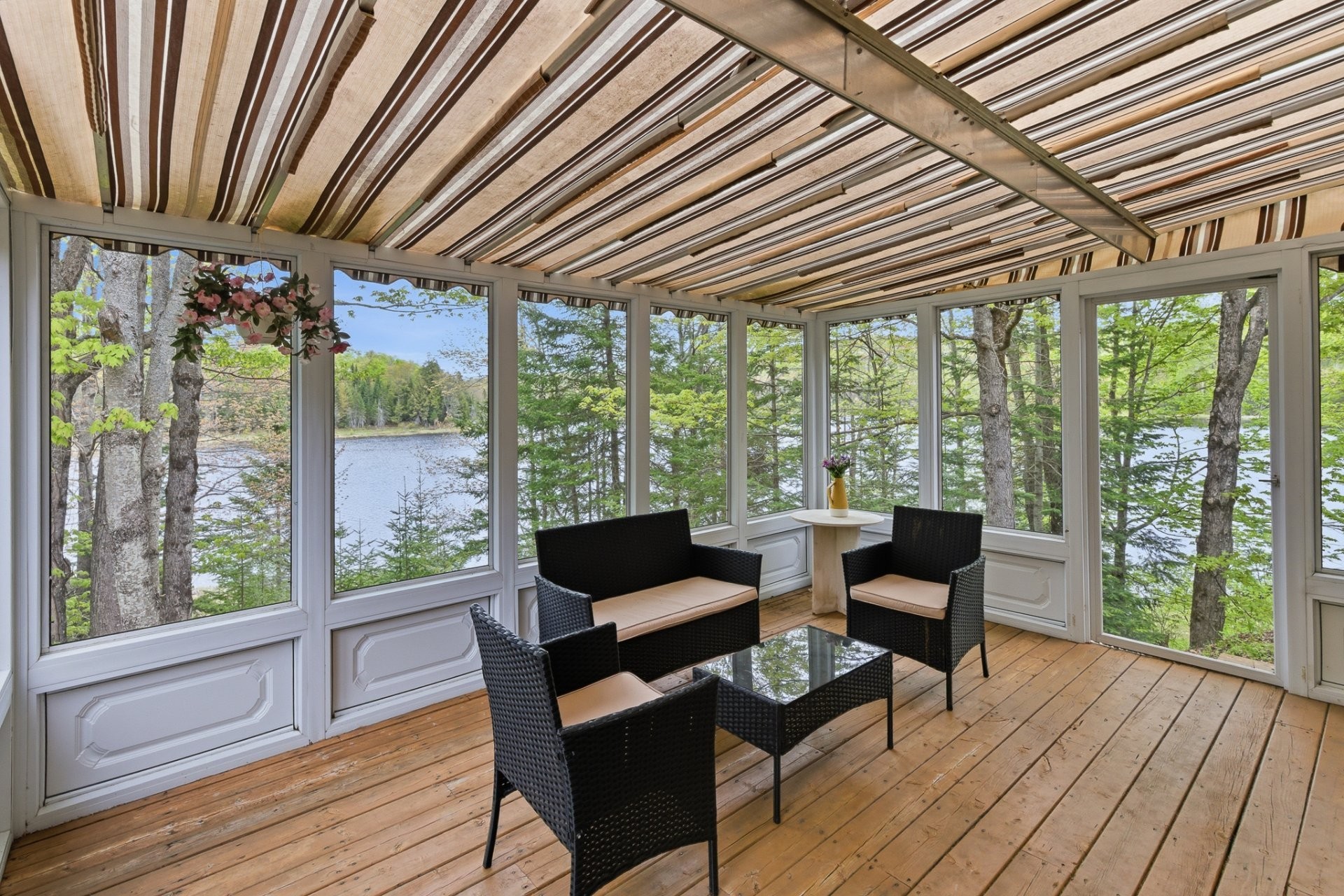 









53


Ch. de la Montagne

,
Val-des-Monts,




QC
J8N1B7

