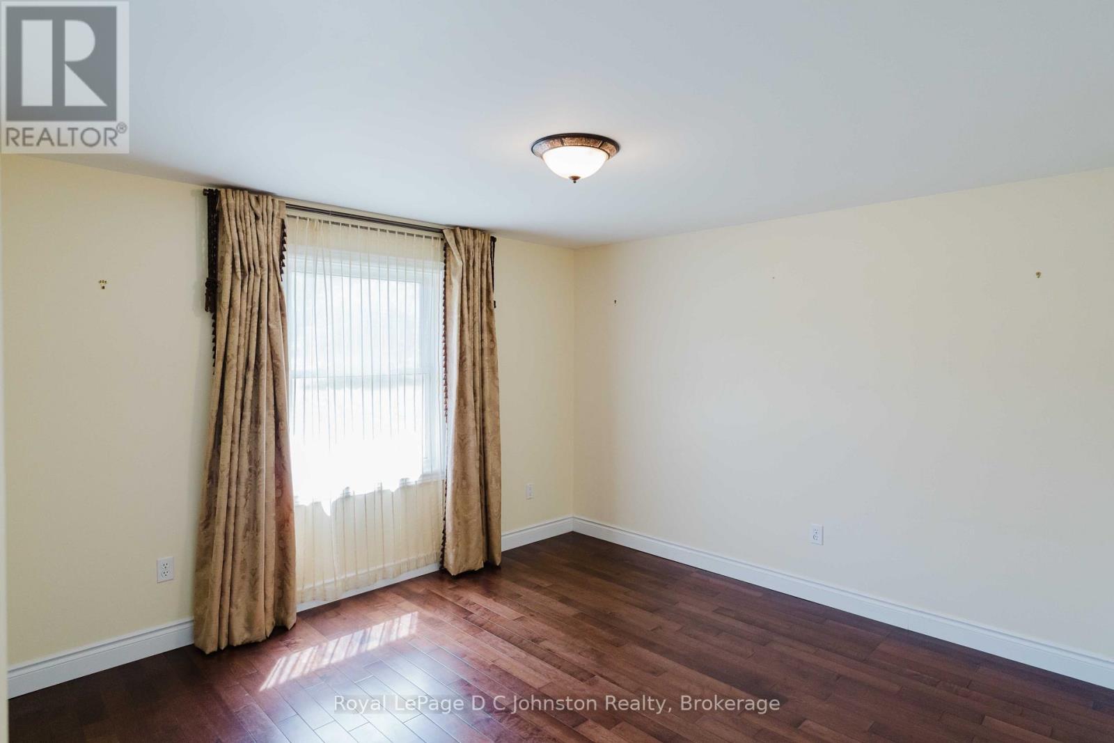 












19 SMITH STREET

,
Kincardine,




Ontario
N0G2T0

