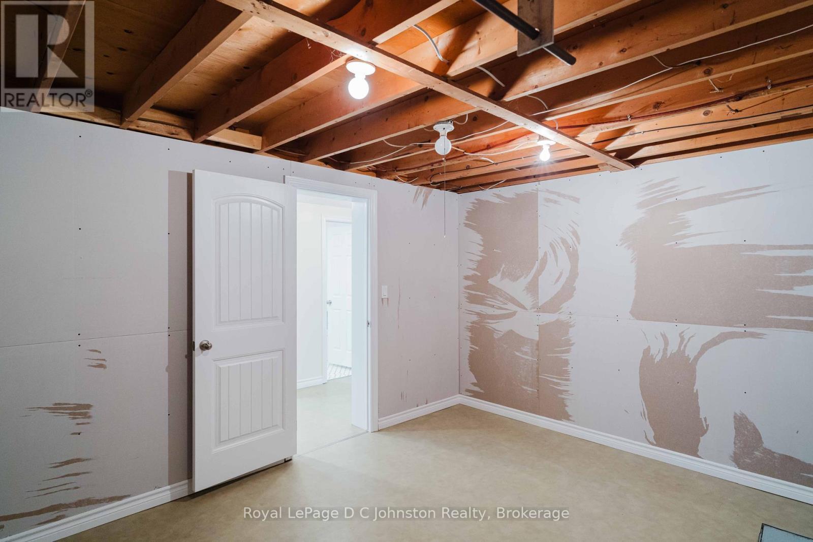 












19 SMITH STREET

,
Kincardine,




Ontario
N0G2T0

