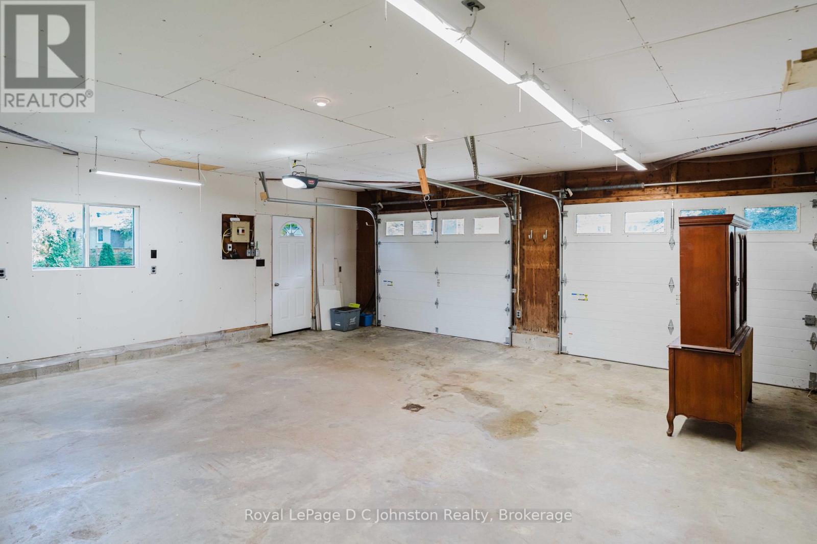 












19 SMITH STREET

,
Kincardine,




Ontario
N0G2T0

