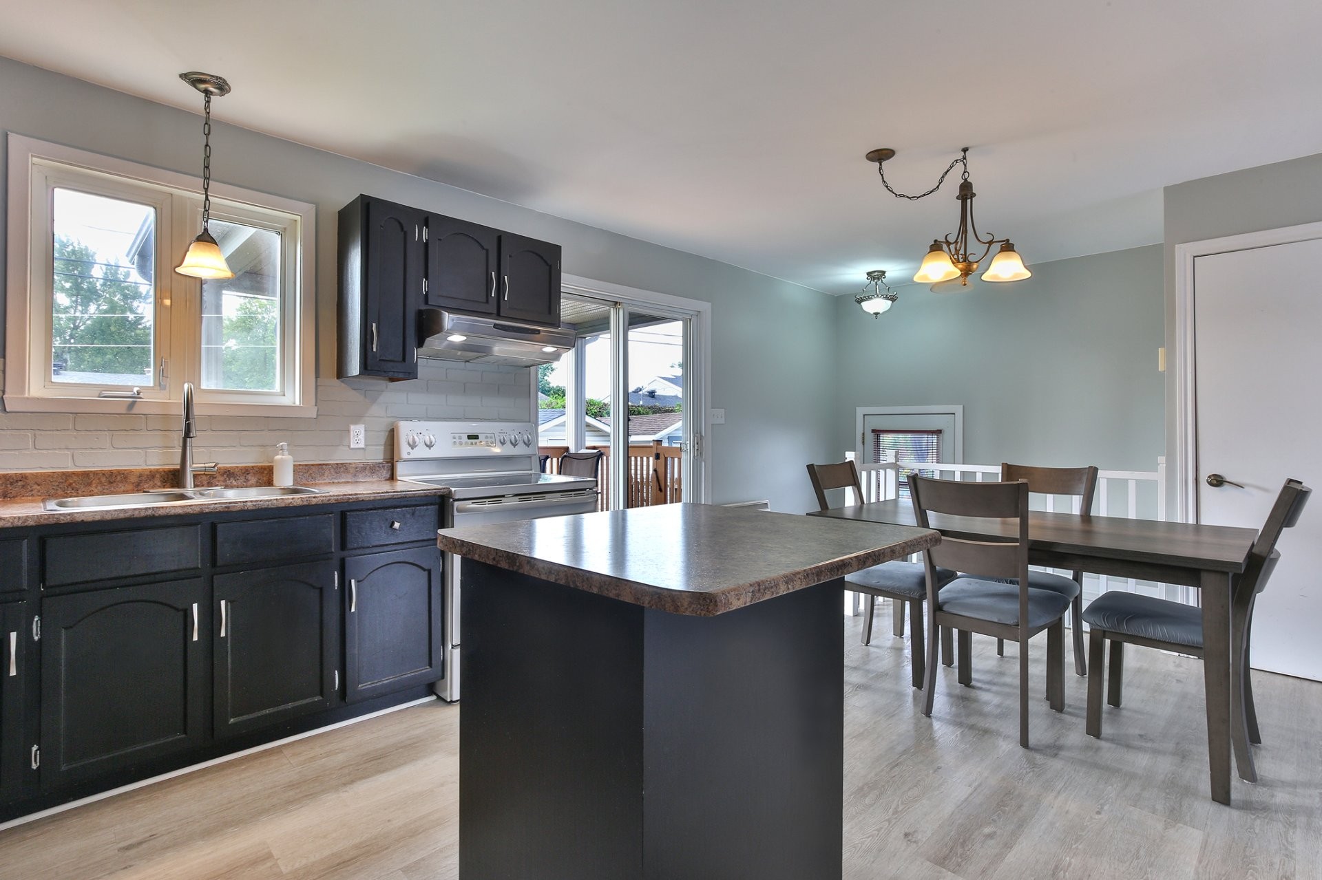 









790


Rue La Salle

,
Saint-Jean-sur-Richelieu,




QC
J3B2R6

