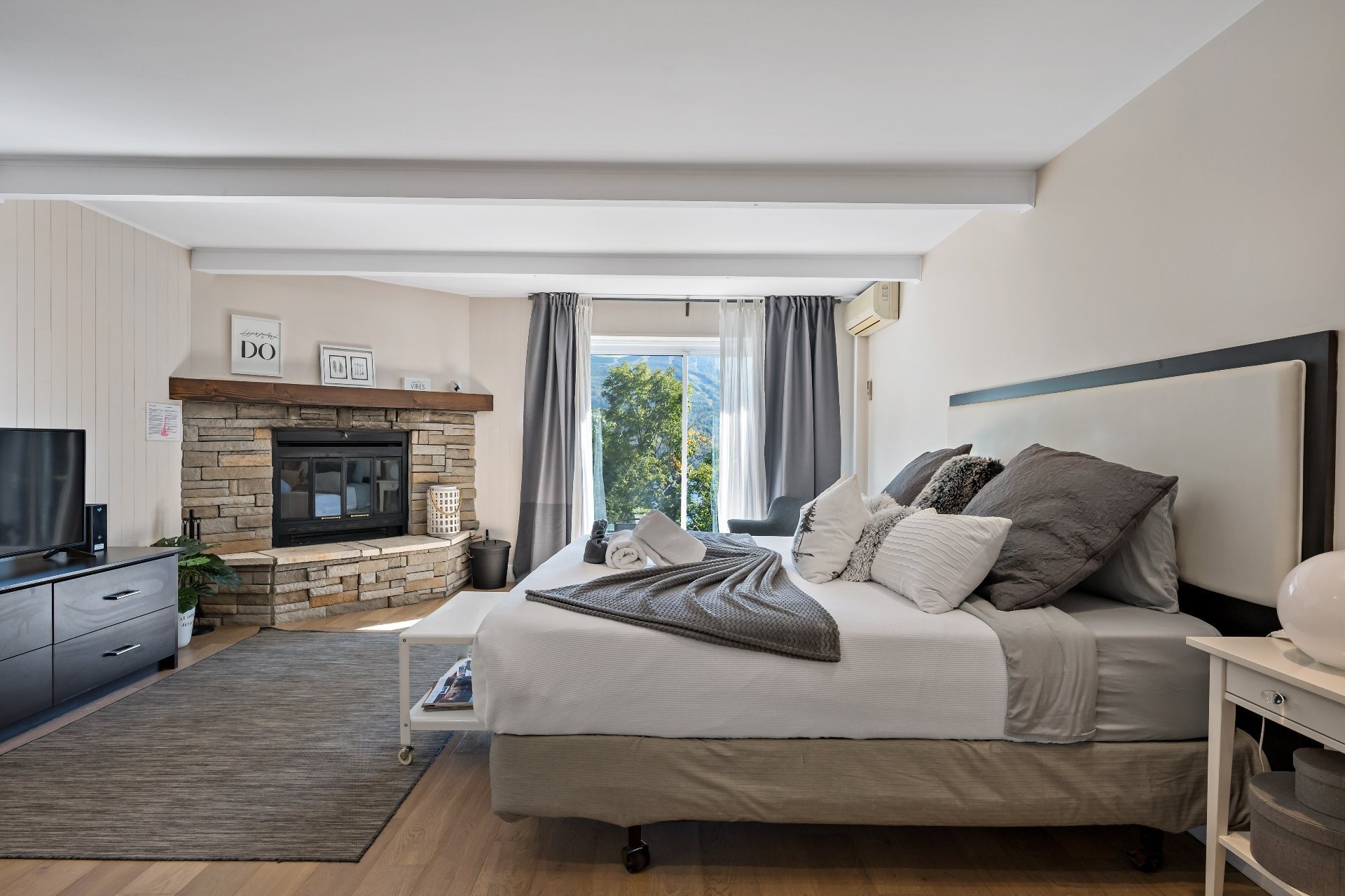 









231


Ch. de Lac-Tremblant-Nord

, 422,
Mont-Tremblant,




QC
J8E1B4

