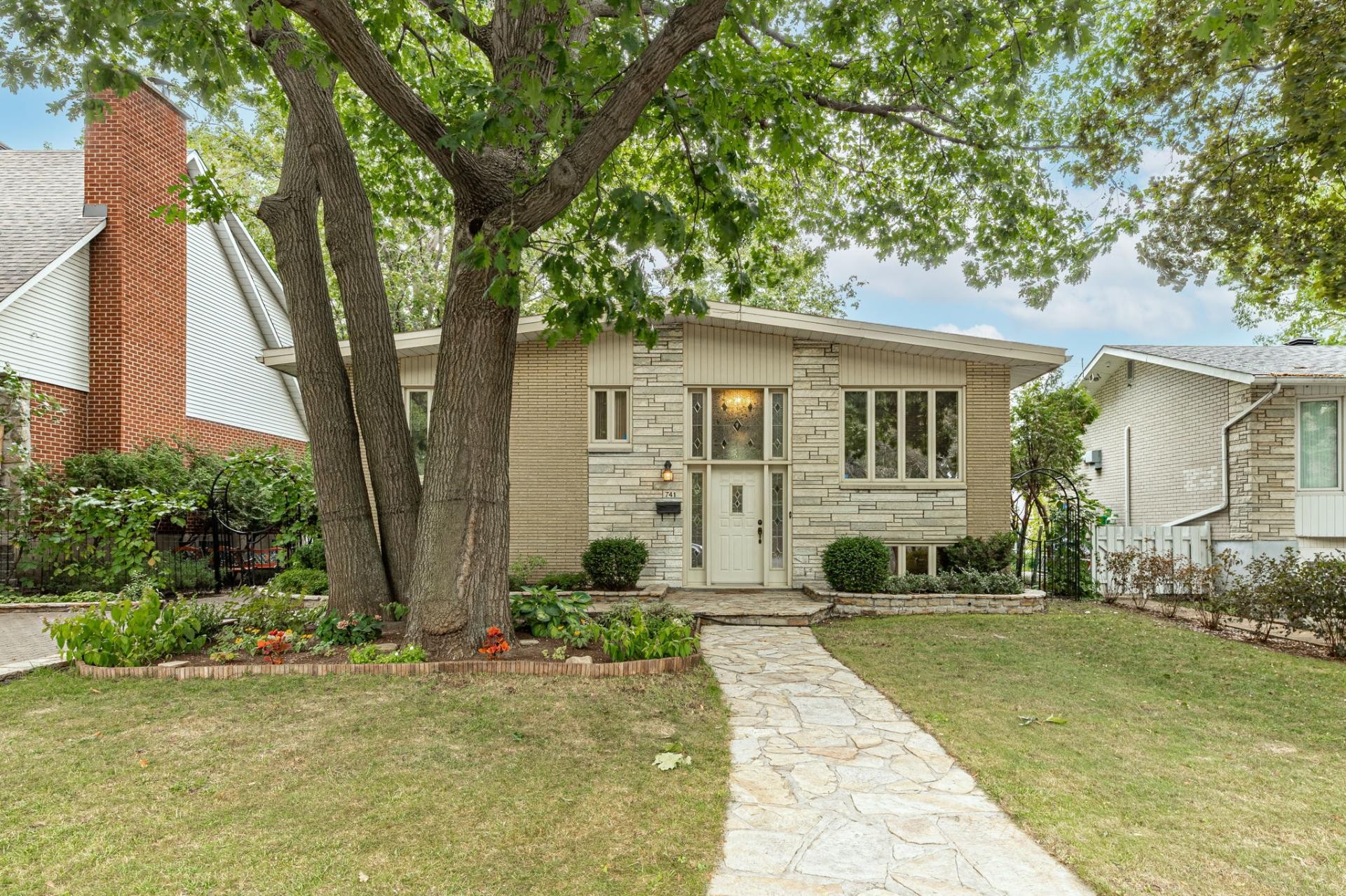 









741


Rue Le Caron

,
Longueuil (Le Vieux-Longueuil),




QC
J4J4S6

