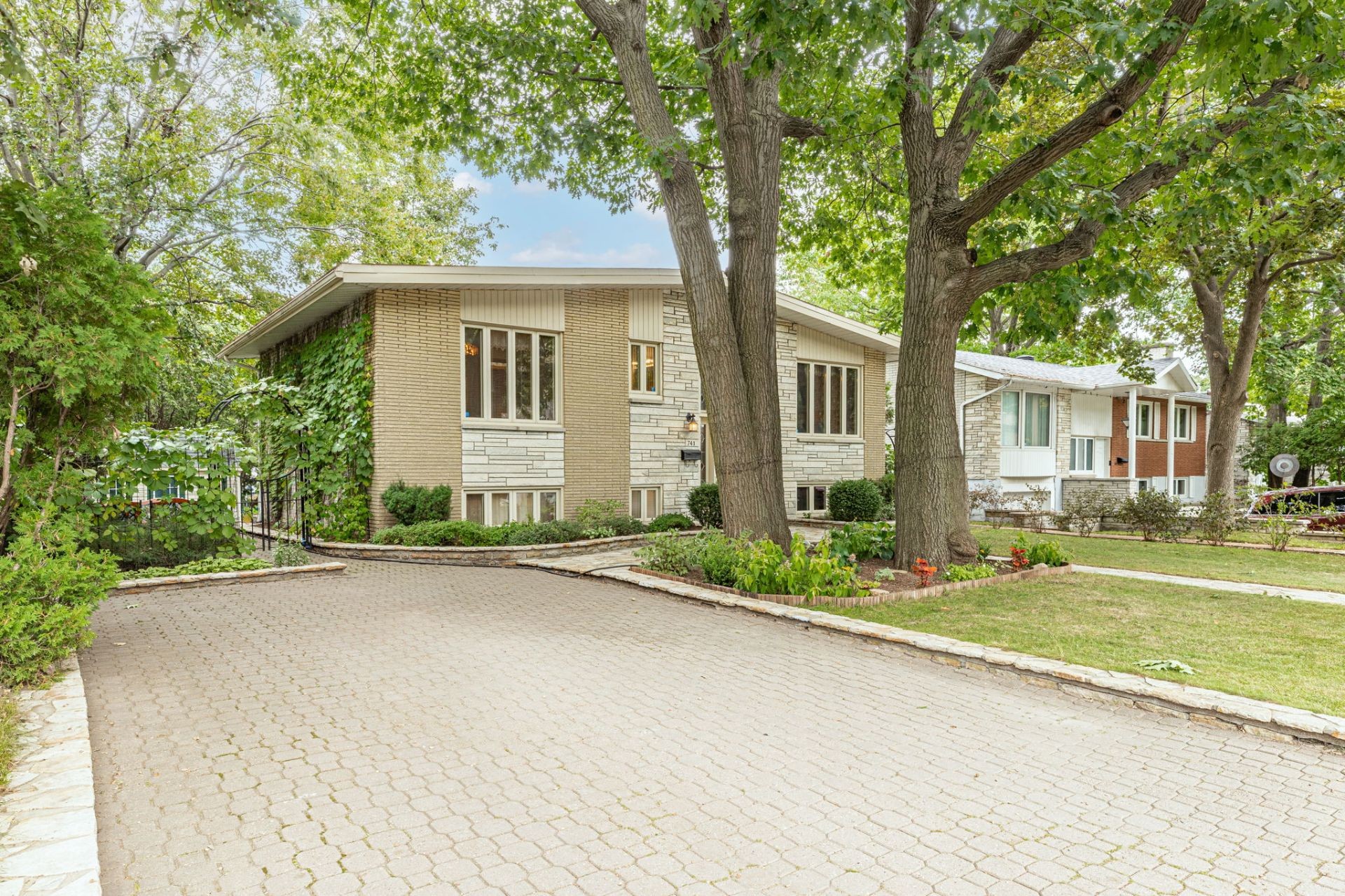 









741


Rue Le Caron

,
Longueuil (Le Vieux-Longueuil),




QC
J4J4S6

