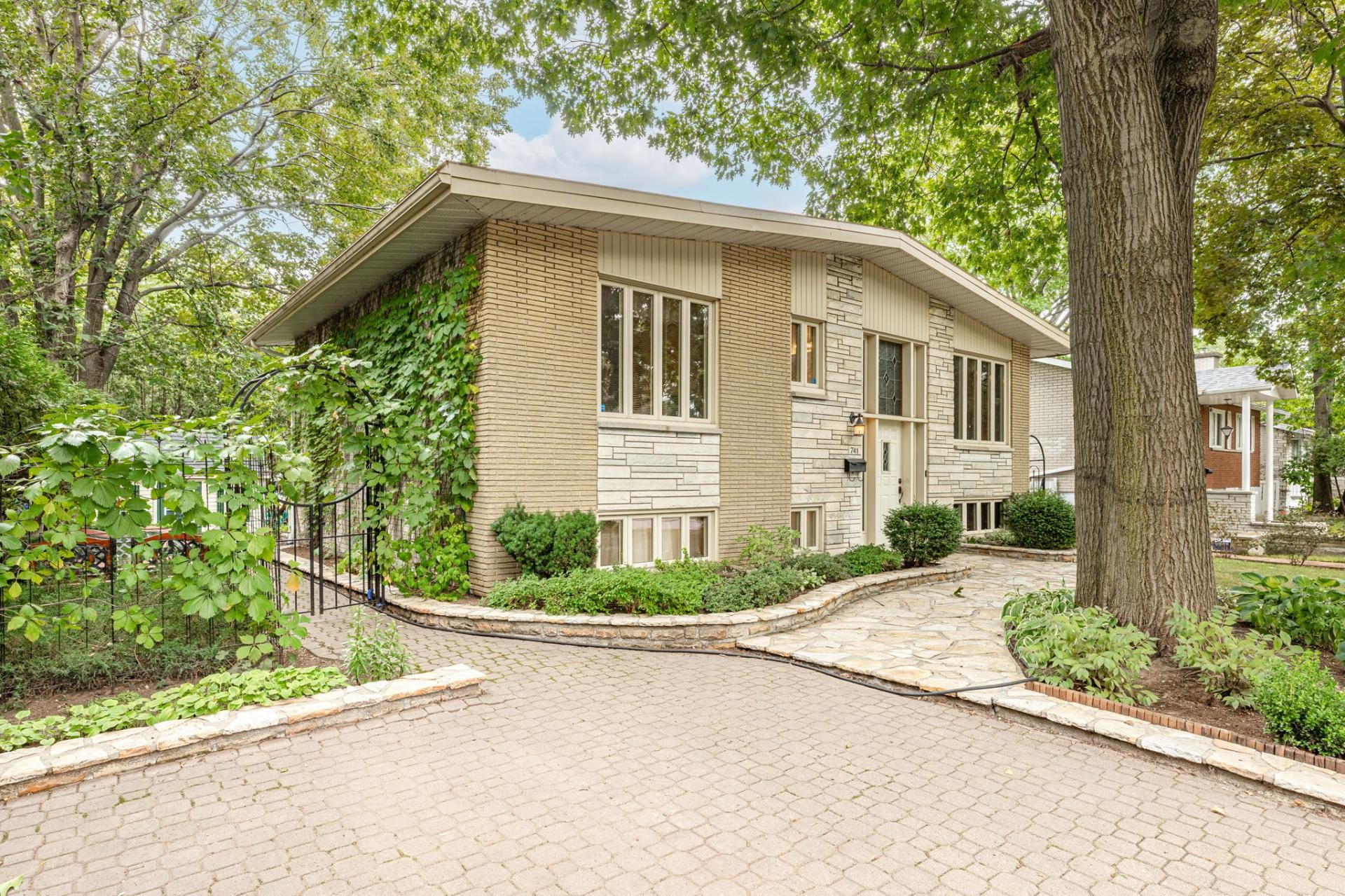 









741


Rue Le Caron

,
Longueuil (Le Vieux-Longueuil),




QC
J4J4S6

