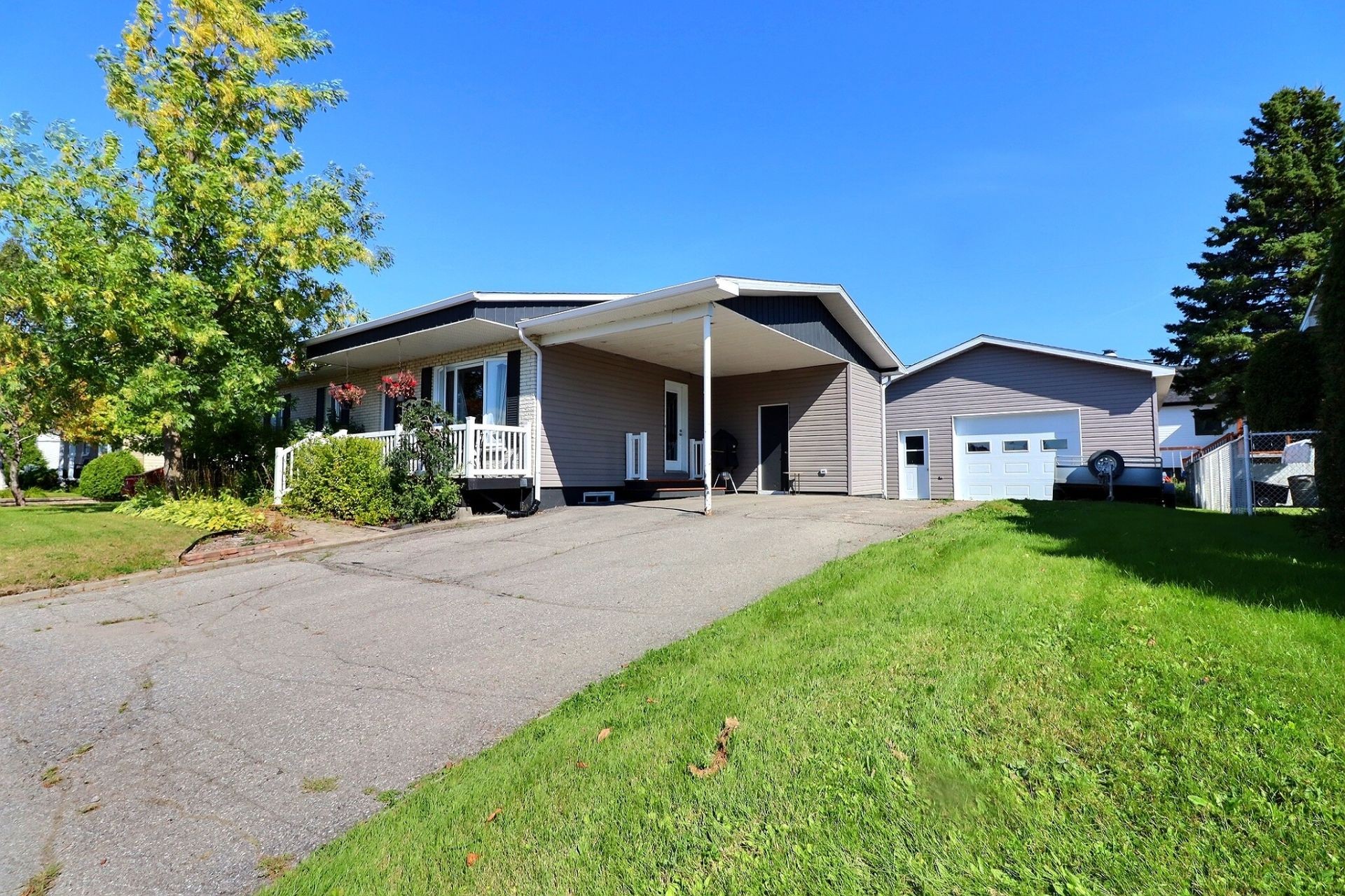 









216


Rue Potvin S.

,
Hébertville,




QC
G8N1T3

