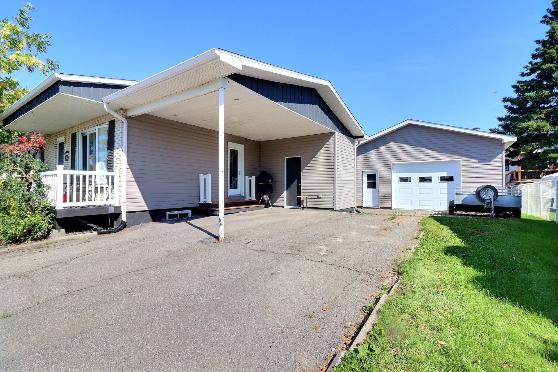 









216


Rue Potvin S.

,
Hébertville,




QC
G8N1T3

