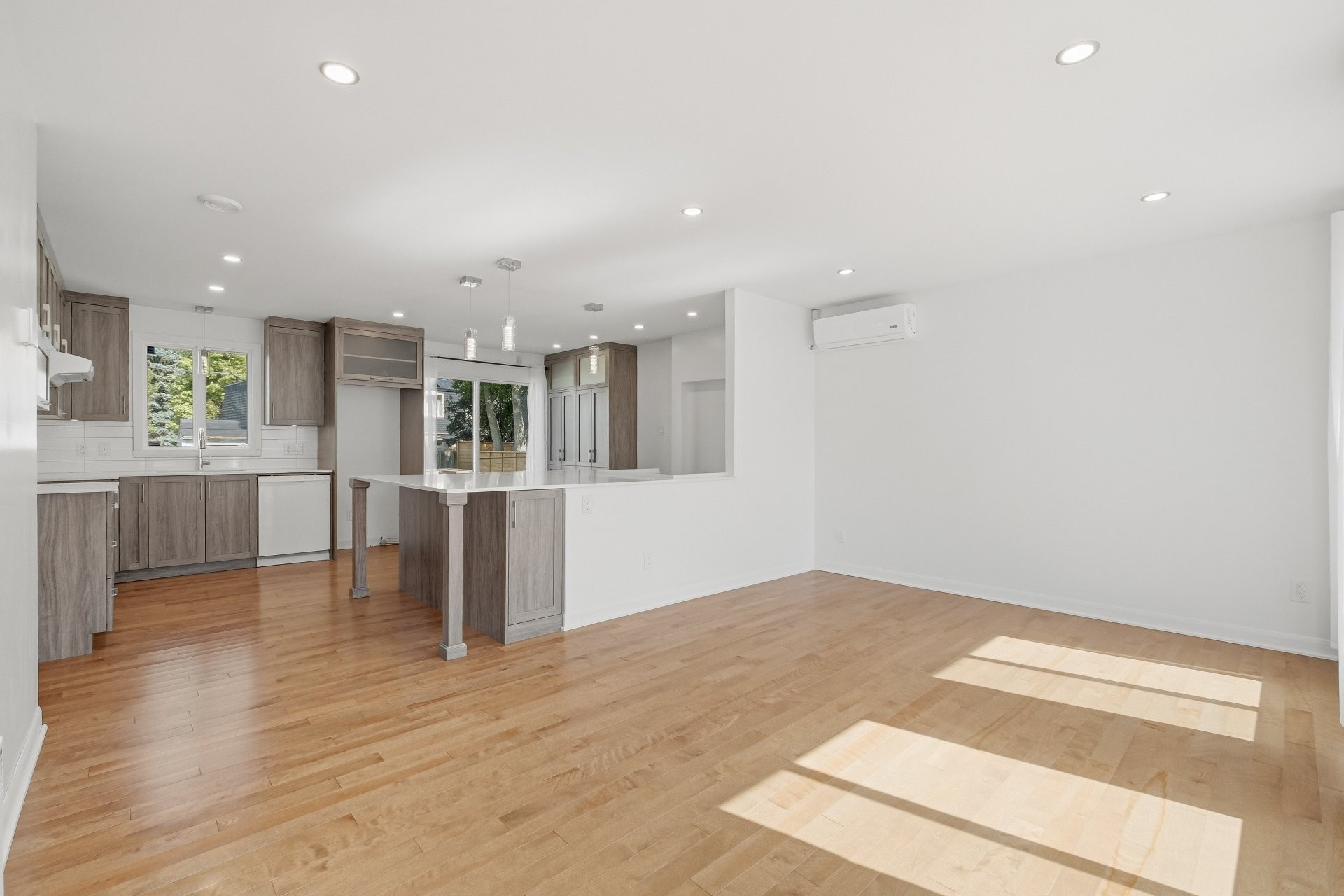 









353


Rue Christophe-Février

,
Boucherville,




QC
J4B5N8

