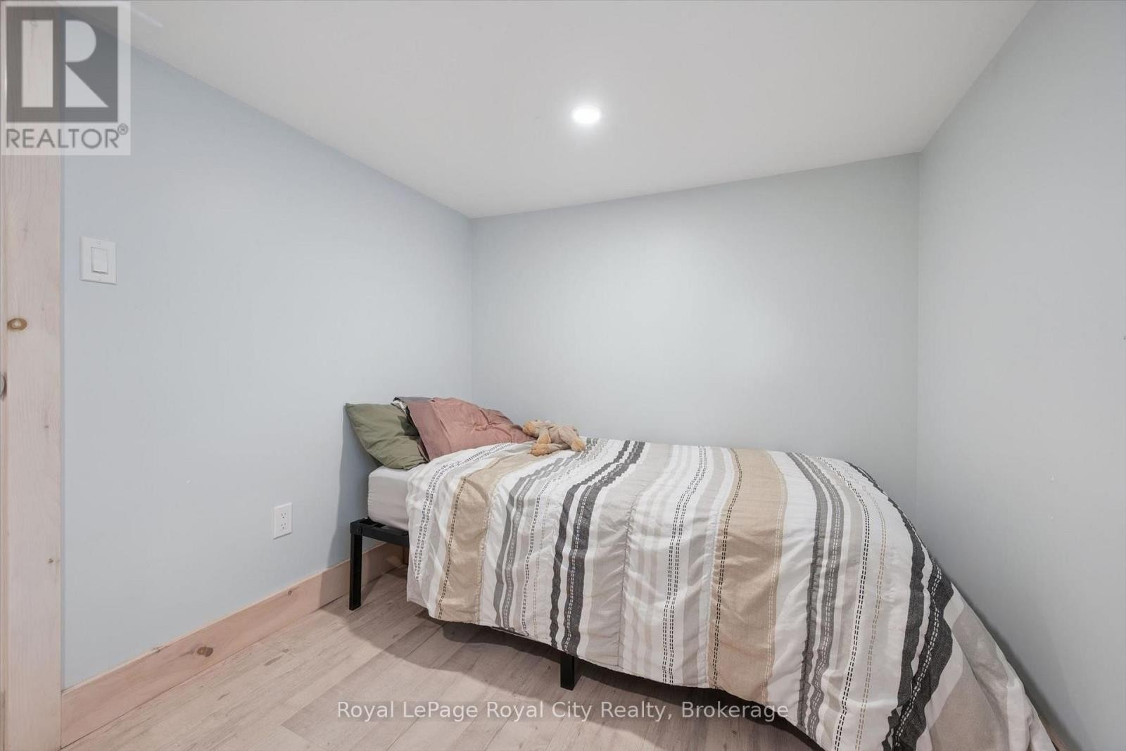 












183 ELIZABETH STREET

,
Guelph (St. Patrick's Ward),




Ontario
N1E2X5

