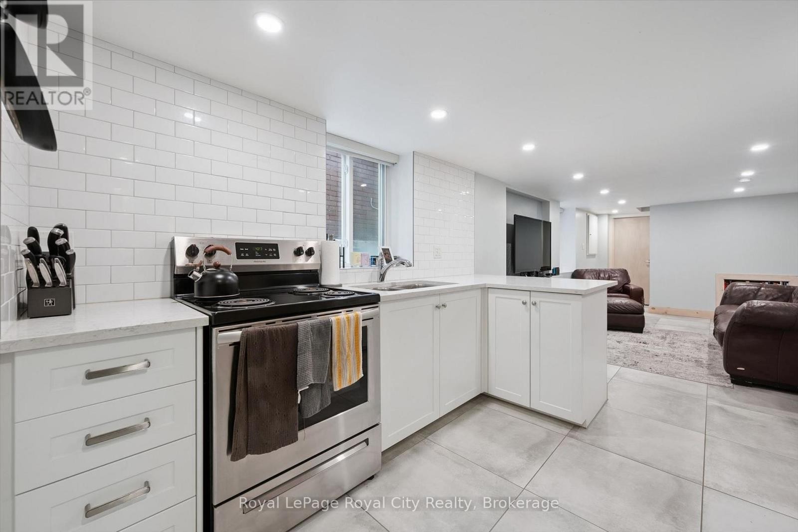 












183 ELIZABETH STREET

,
Guelph (St. Patrick's Ward),




Ontario
N1E2X5

