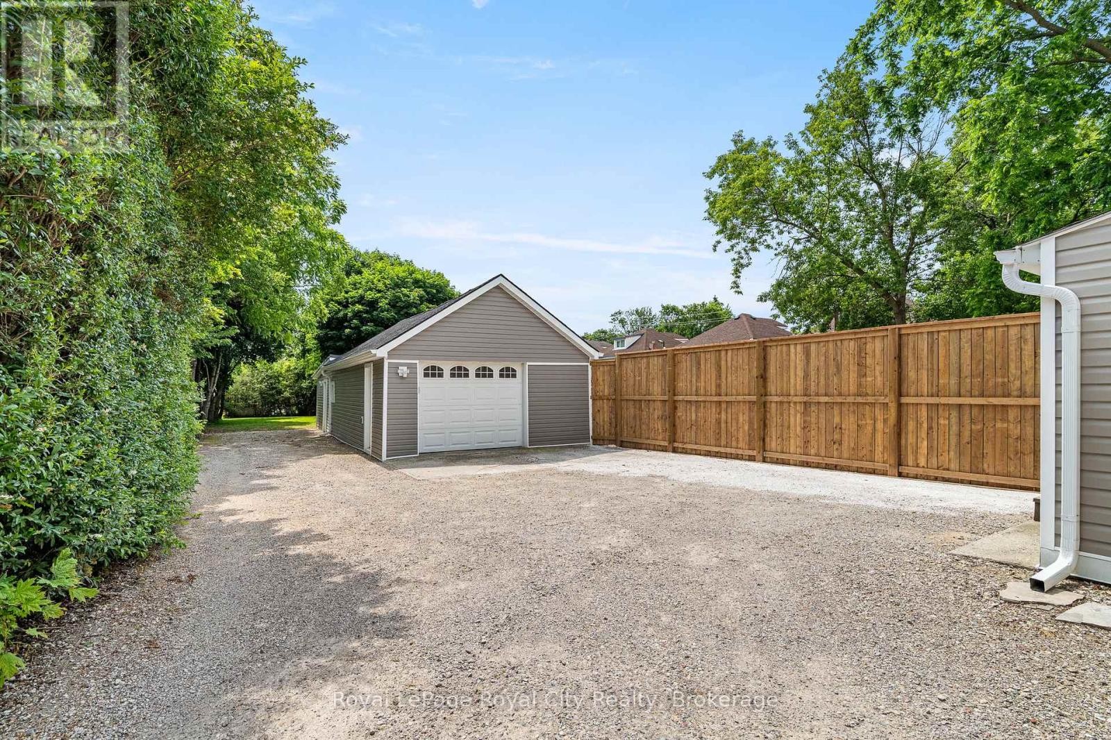 












183 ELIZABETH STREET

,
Guelph (St. Patrick's Ward),




Ontario
N1E2X5

